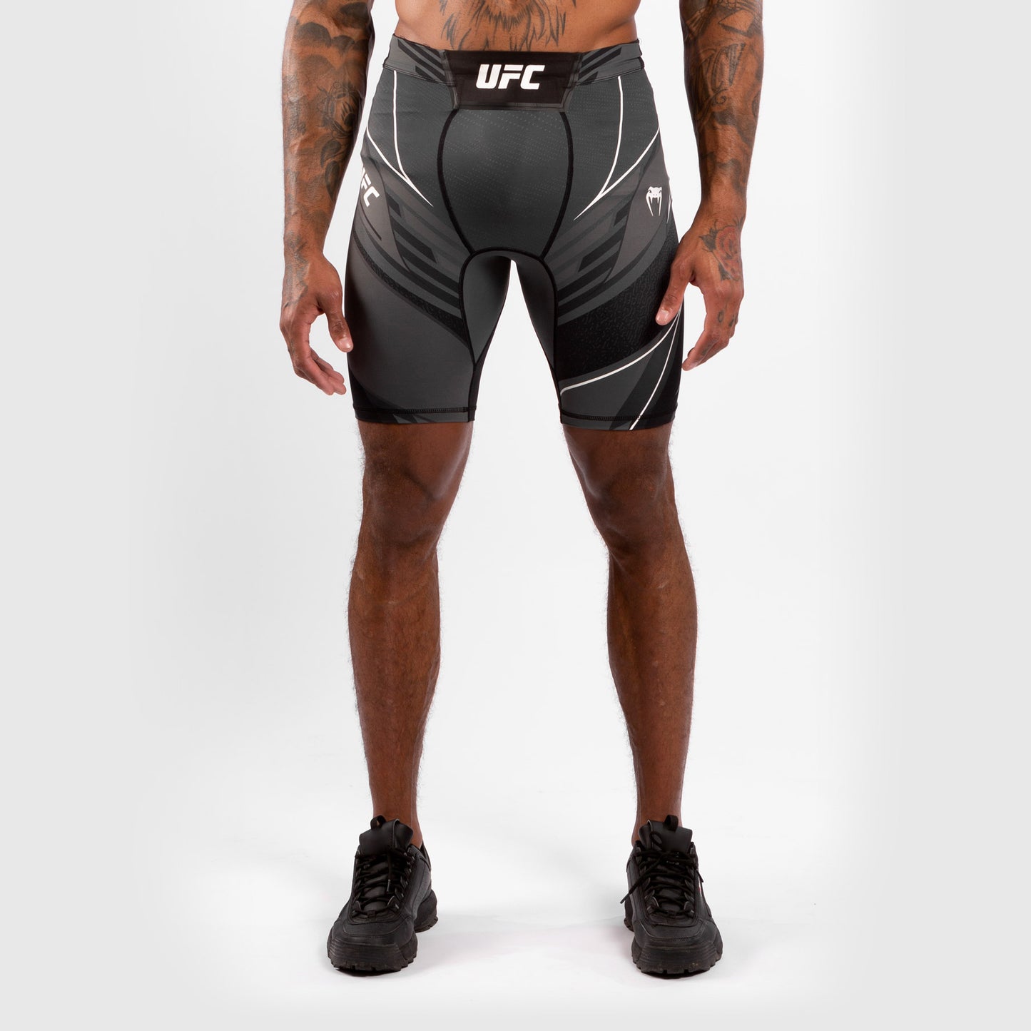 UFC VENUM本格的なファイトナイトメンズ バーリトゥードショート-ロングフィット - 黒