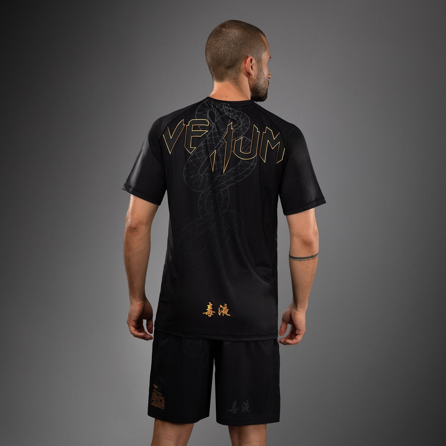 Venum Serpenti Dry Tech Tシャツ – ブラック/シルバー/ゴールド