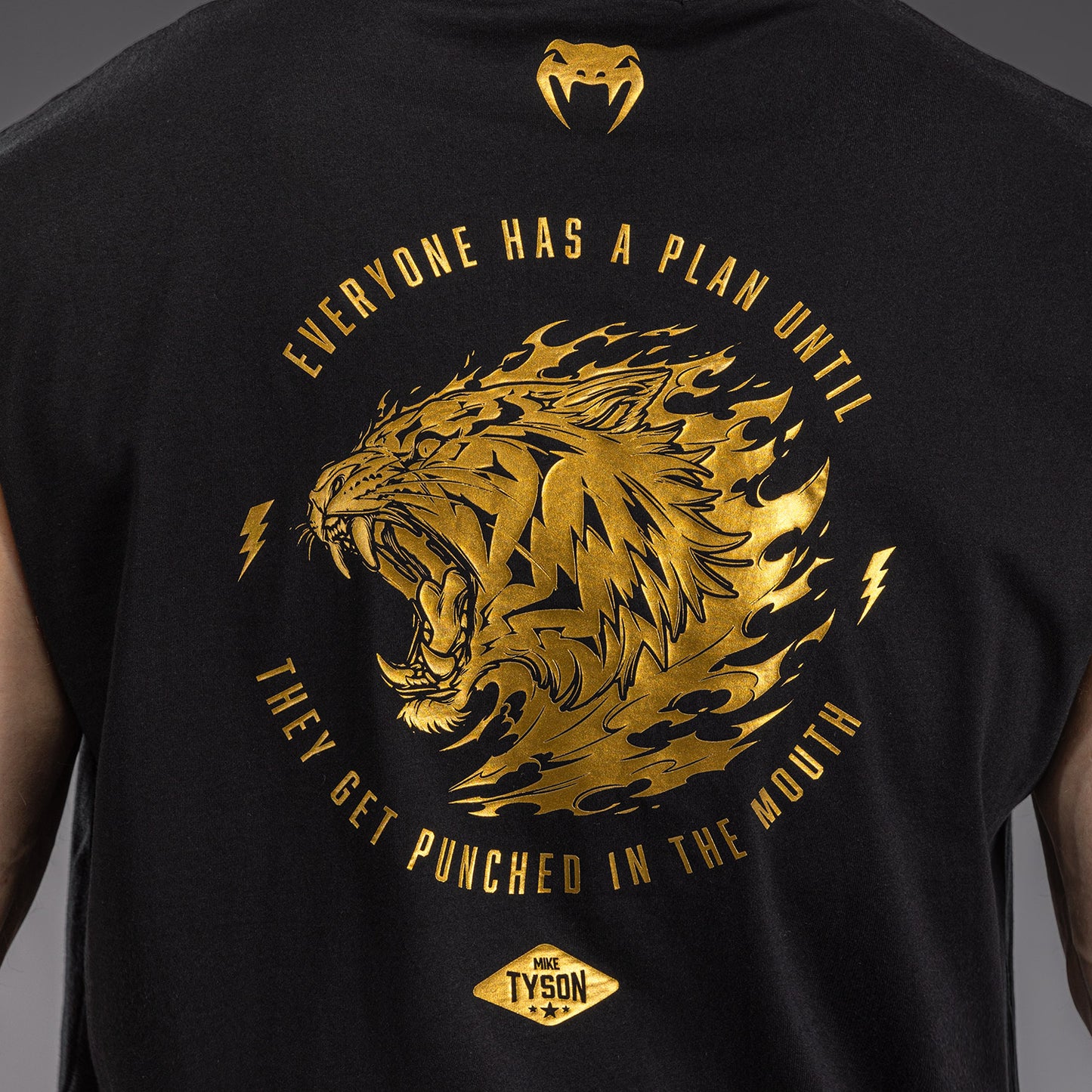 Venum x Mike Tyson Tiger ノースリーブTシャツ - ブラック/ゴールド