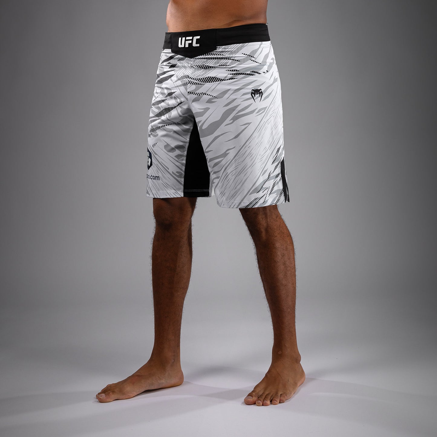 UFC Fusion by Venum Authentic Fight Night レスリングショーツ（男性用、フィットラルゴ） - ホワイト