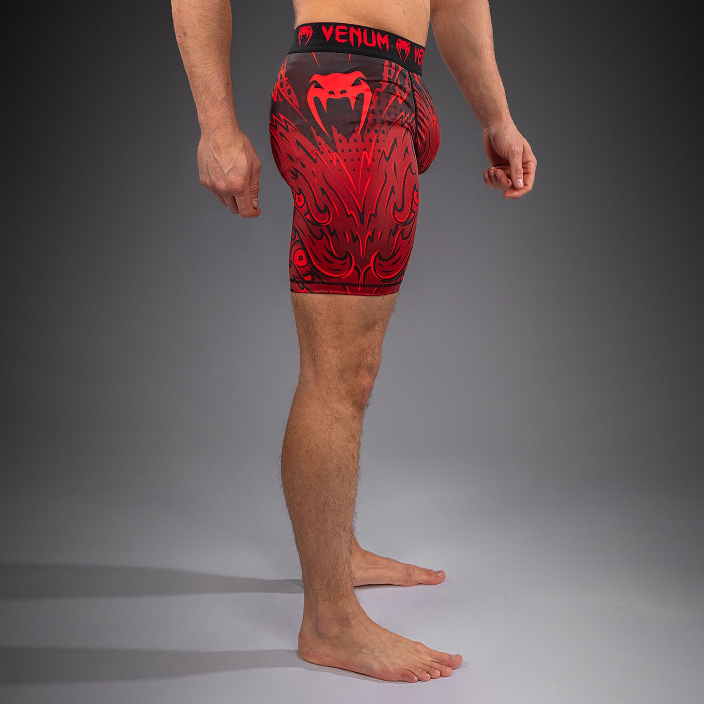 Venum Wolf Atak コンプレッションショーツ – ブラック/レッド