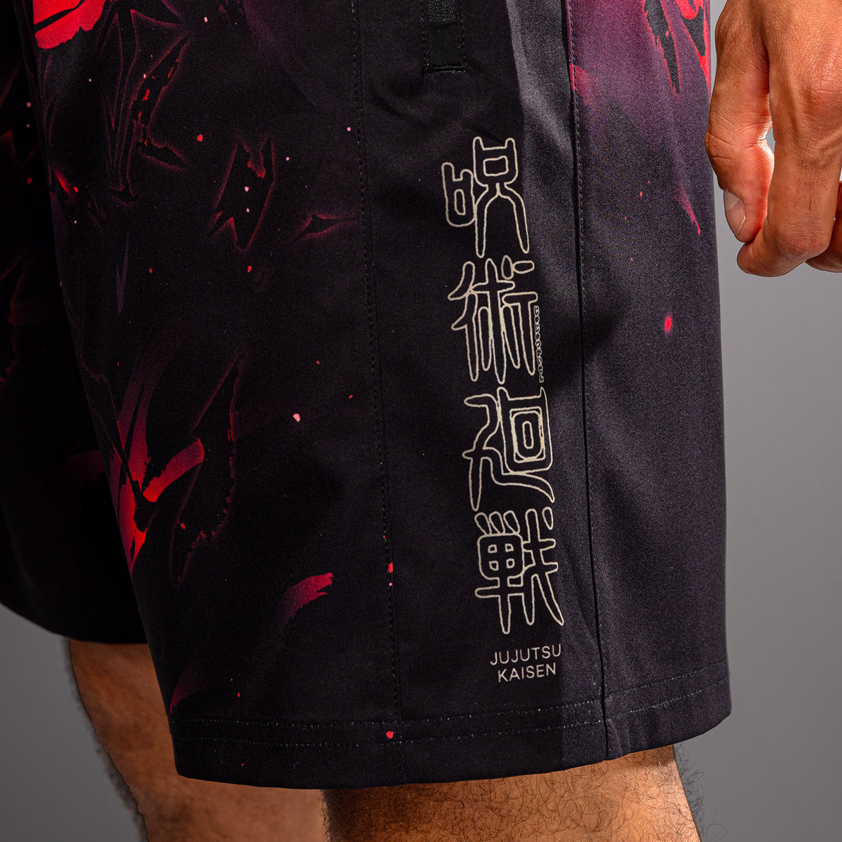 Jujutsu Kaisen x Venum Itadori トレーニングショーツ – ブラック/レッド