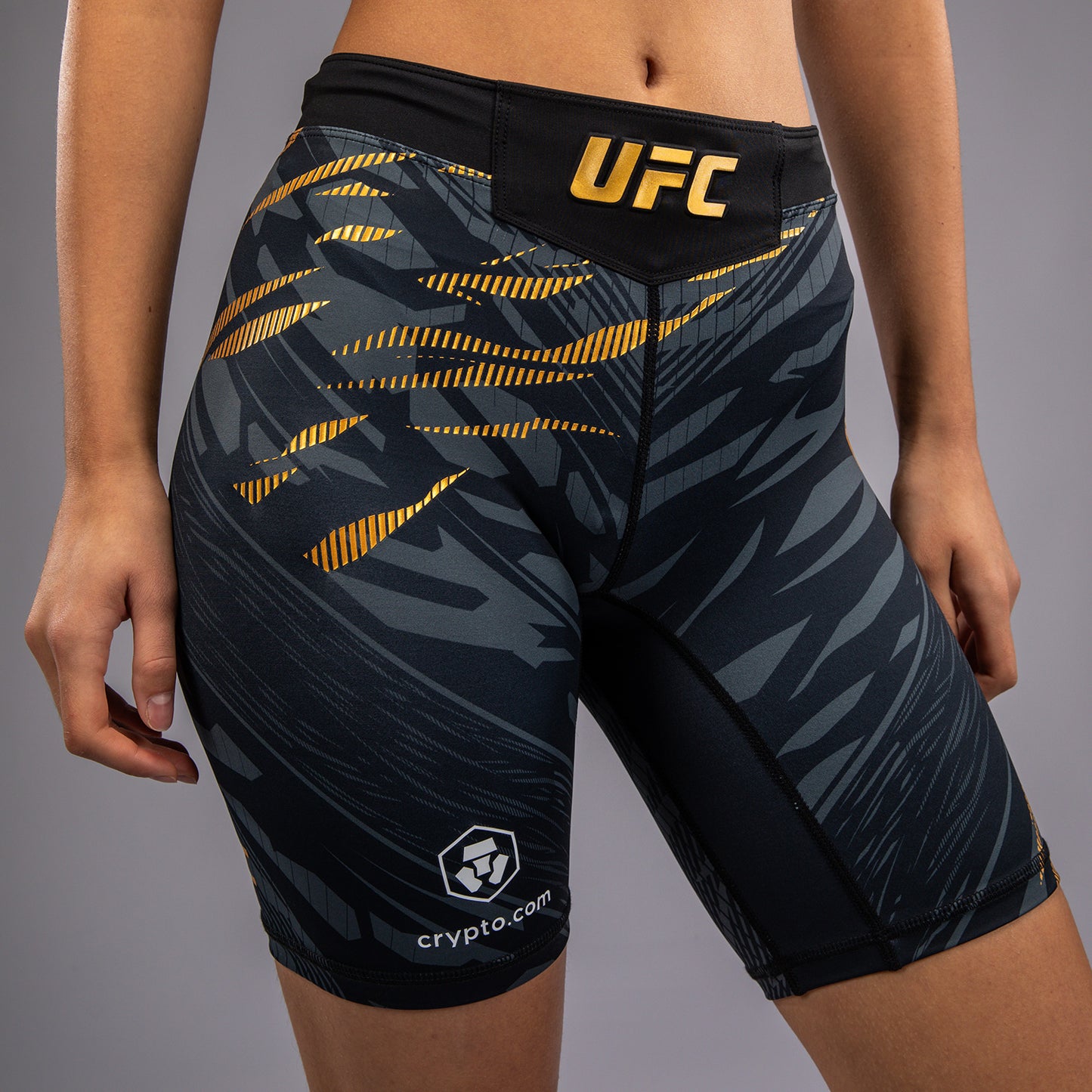 UFC Fusion by Venum Authentic Fight Night ヴァレトゥードショーツ（女性用、フィットラルゴ） - チャンピオン