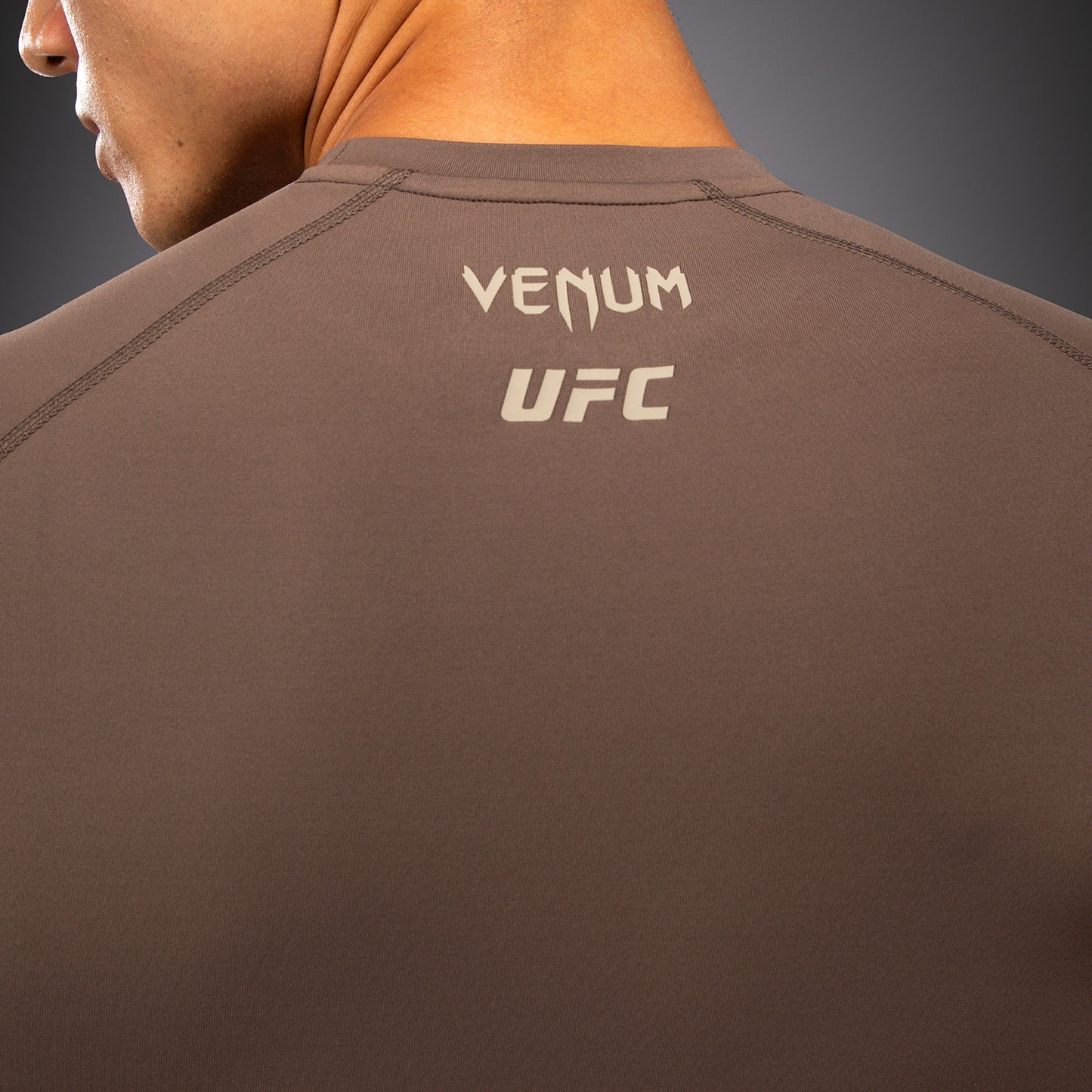 Venum UFC Unity by Venum Authentic Fight Week メンズ テクニカル 長袖ラッシュガード - ブラウン