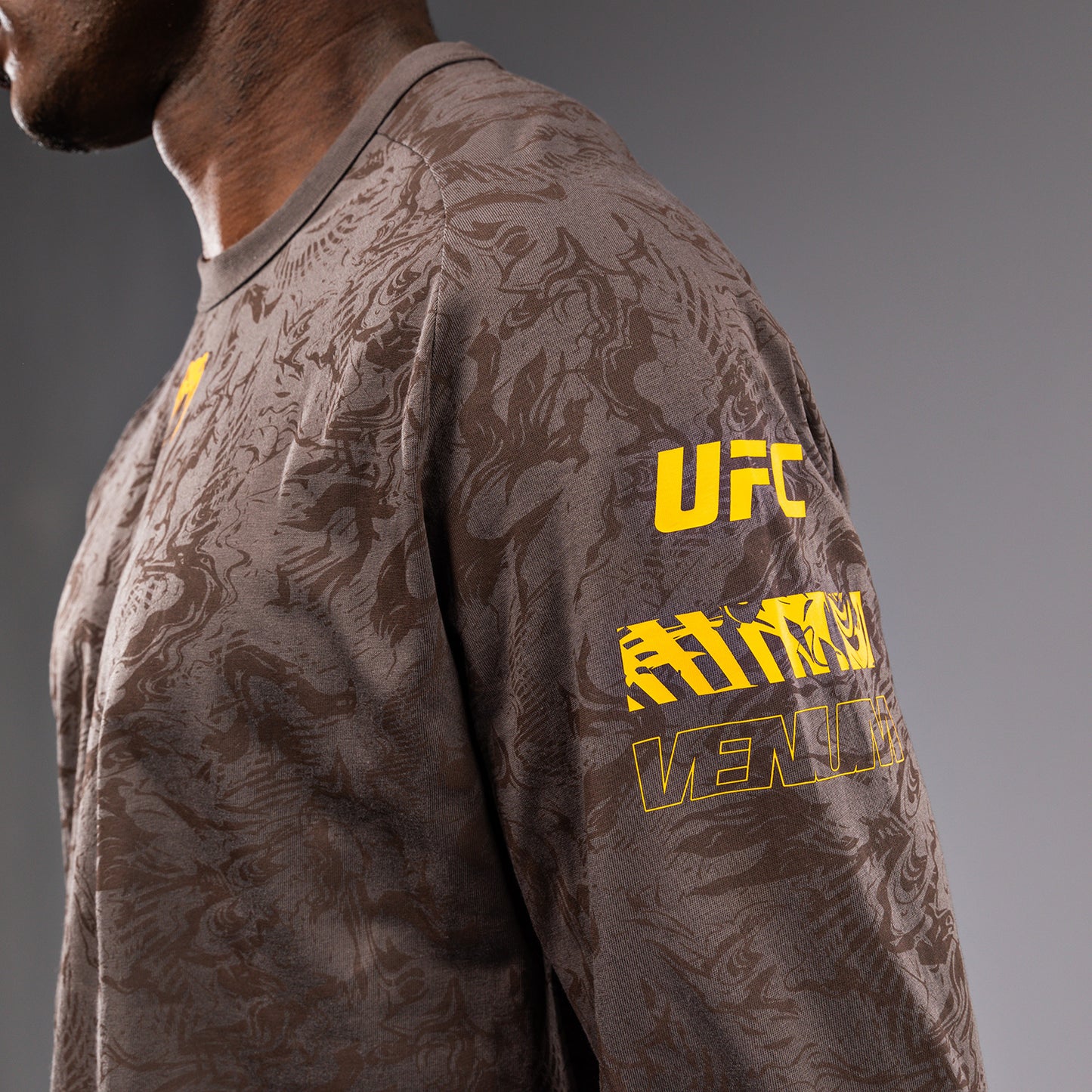 UFC Fusion by Venum Fight Week ロングスリーブTシャツ（男性用） - アーセンブラウン