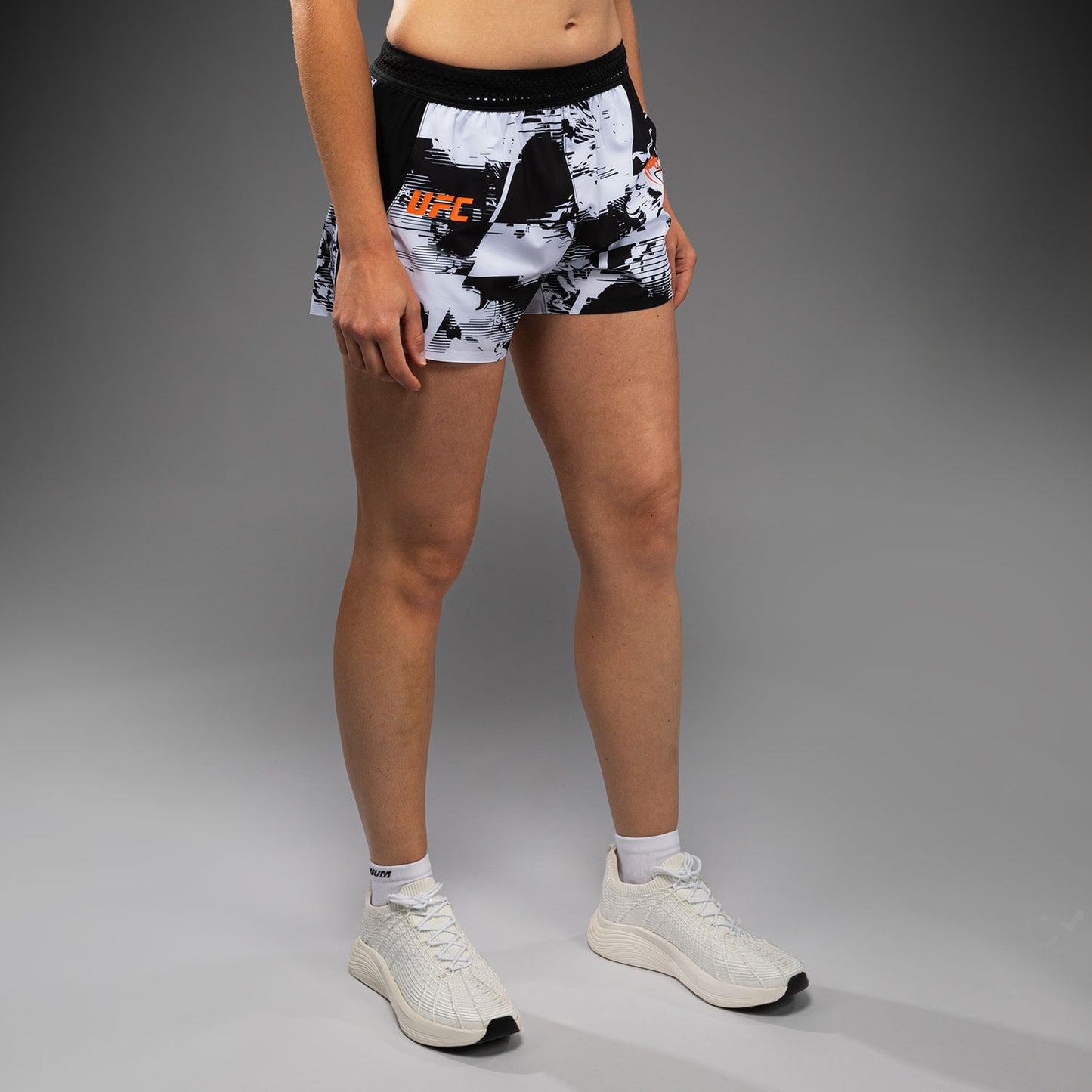 Venum UFC Zenith Authentic Fight Week ウィメンズ パフォーマンスショーツ – ホワイト
