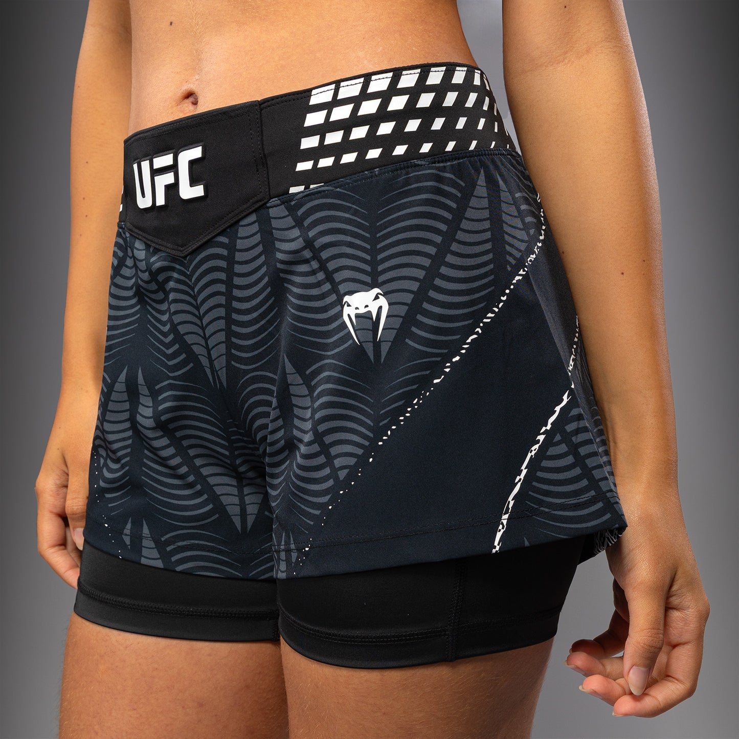 UFC Zenith by Venum Authentic Fight Night ショートフィットファイトショーツ レディース - ブラック