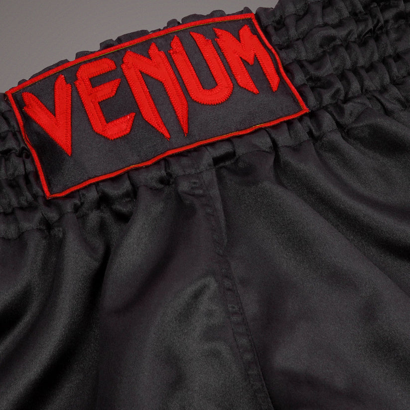 Venum Classic ムエタイショーツ - ブラック/レッド