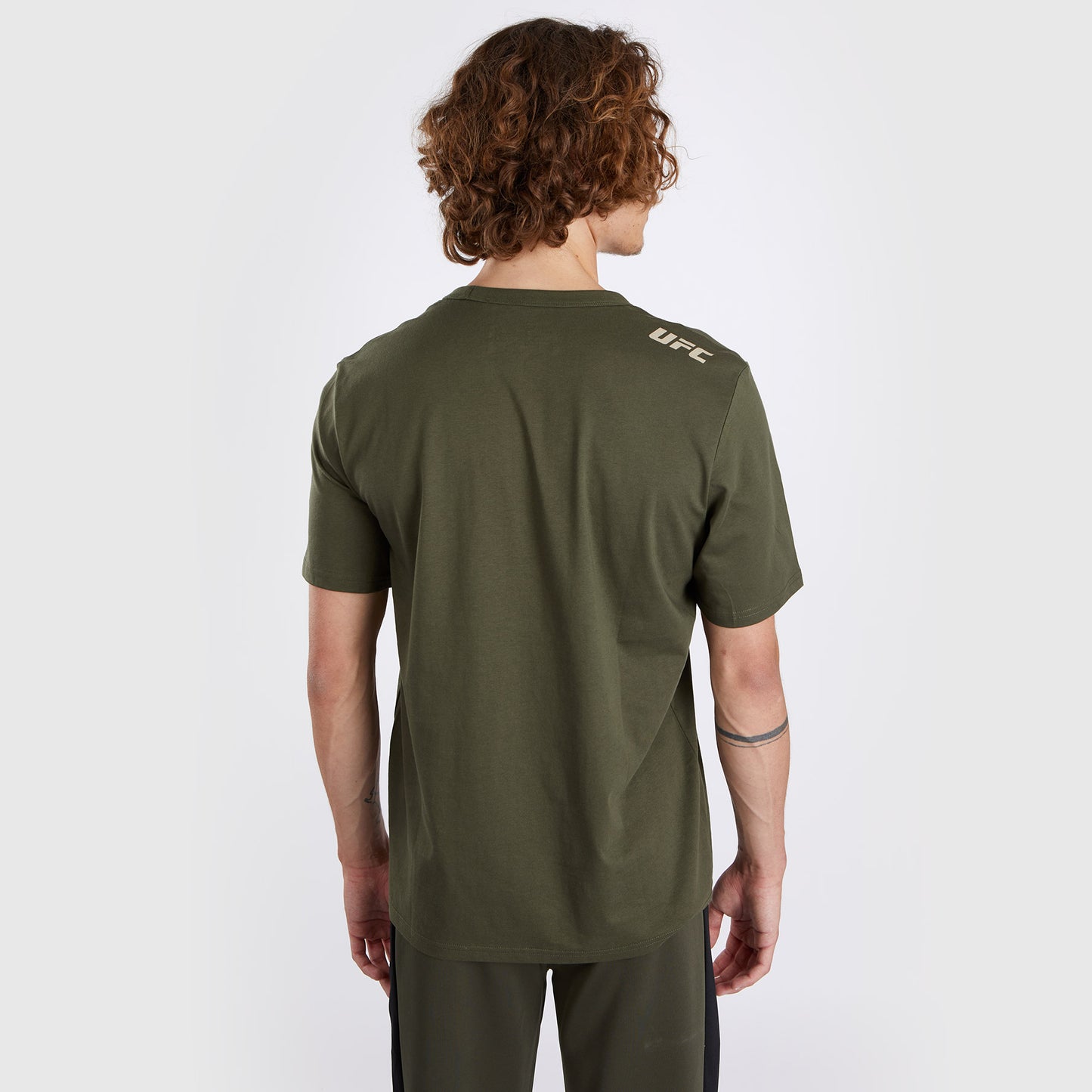 UFC Adrenaline by Venum Fight Week メンズ半袖Tシャツ - カーキ