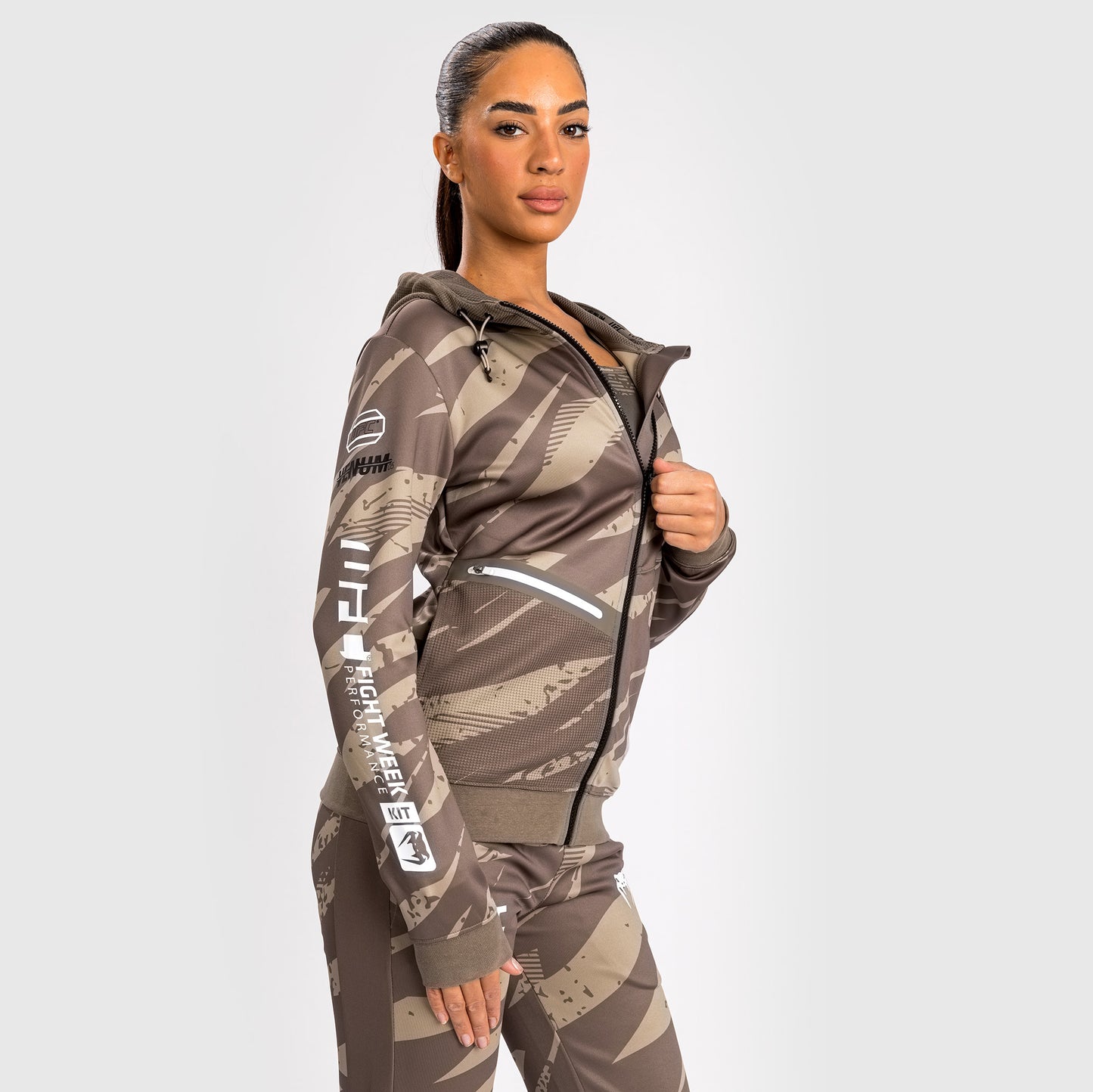 UFC Adrenaline By Venum Fight Week ウィメンズ・ジップ・フーディ - Desert Camo
