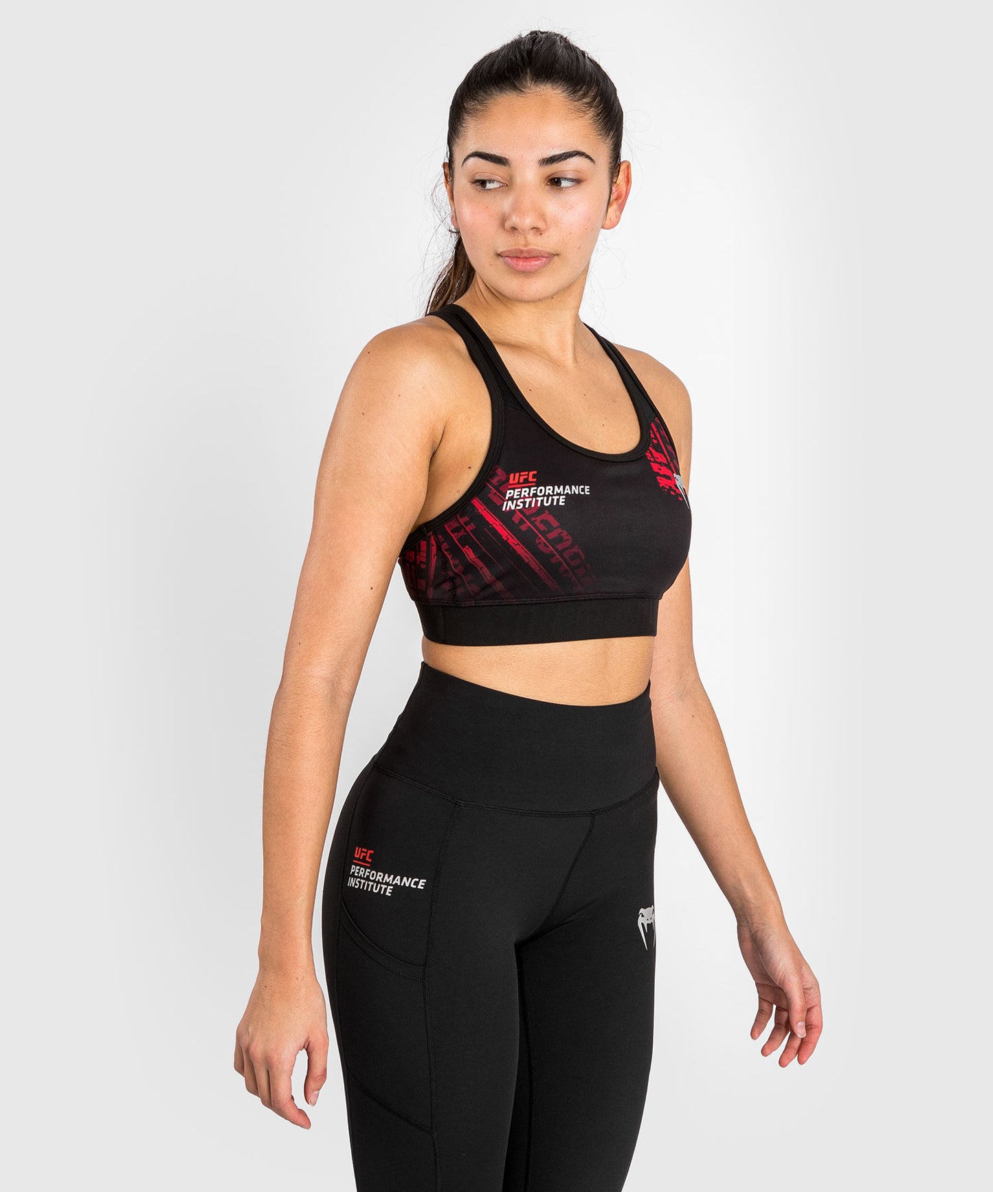 UFC Performance Institute 2.0 女性用スポーツブラ - ブラック／レッド