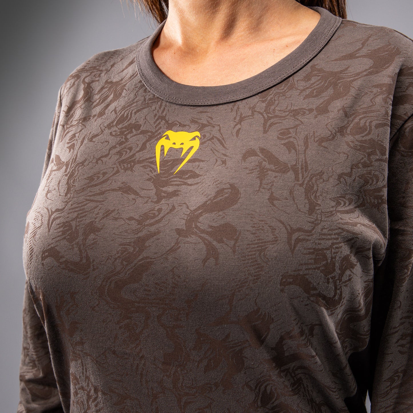 UFC Fusion by Venum Fight Week コットンロングスリーブTシャツ（女性用） - アーセンブラウン