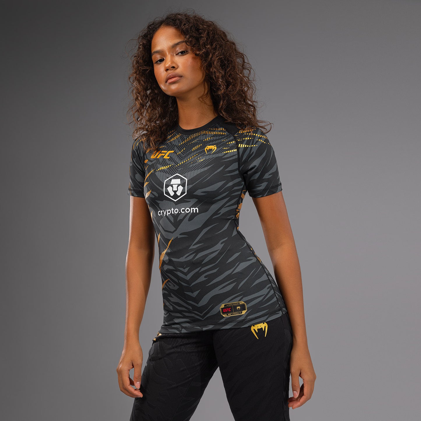 UFC Fusion by Venum Authentic Fight Night ショートスリーブラッシュガード（女性用） - チャンピオン