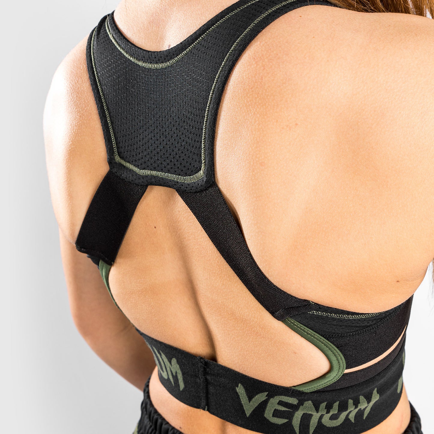 Venum UFC Authentic Fight Week ウィメンズ 計量用スポーツブラ – カーキ