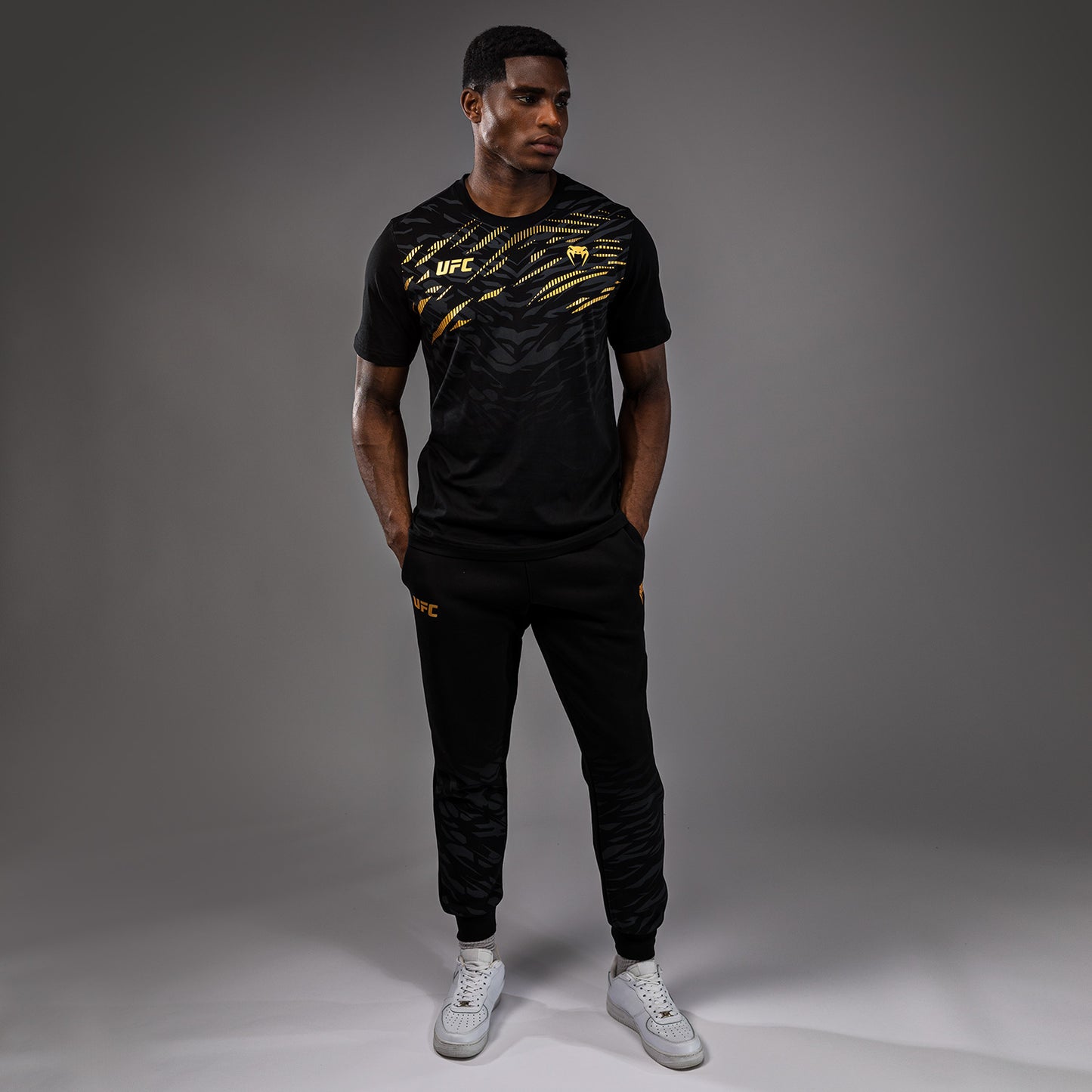 UFC Fusion by Venum Replica ショートスリーブTシャツ（男性用） - チャンピオン