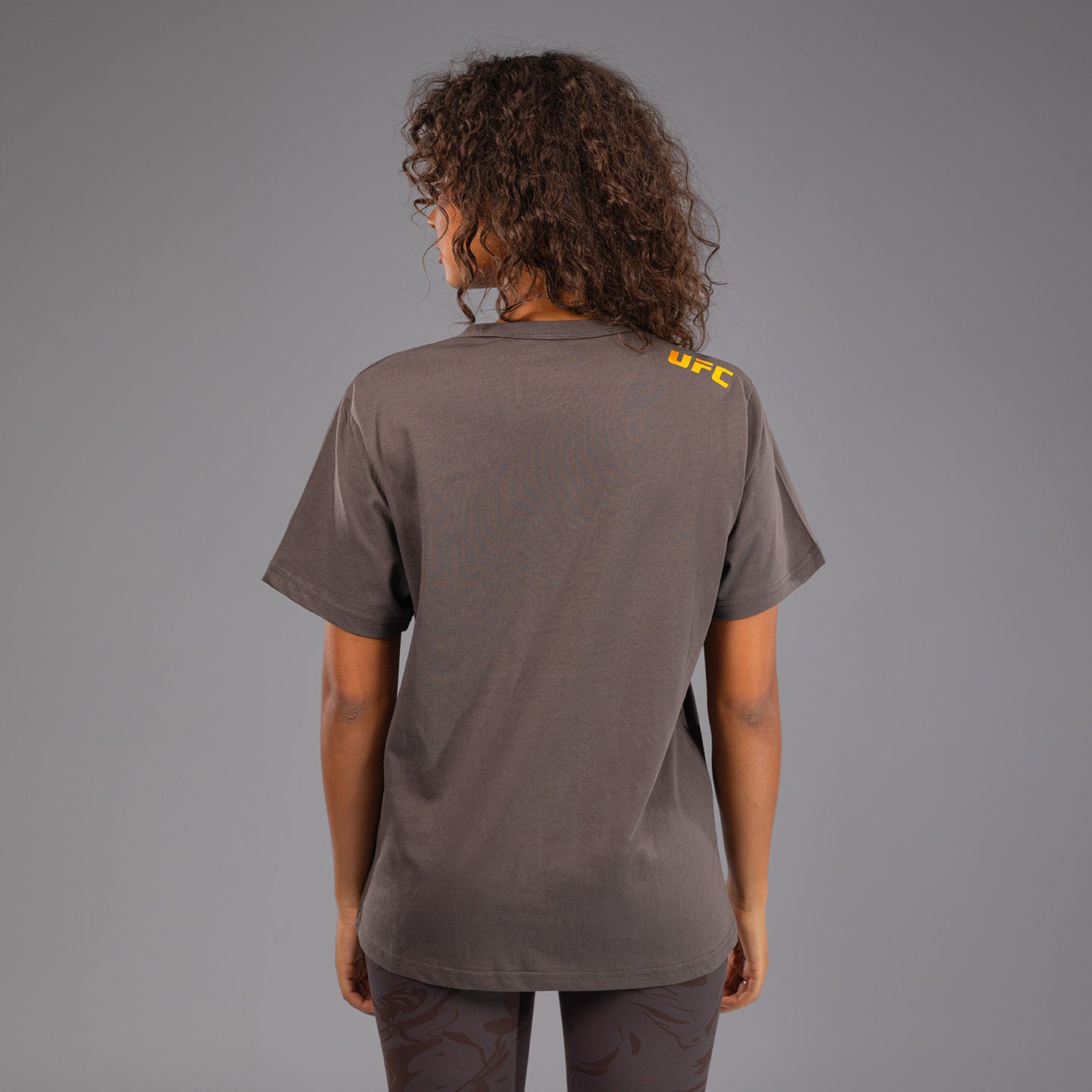 UFC Fusion by Venum Fight Week コットンショートスリーブTシャツ（女性用） - アーセンブラウン