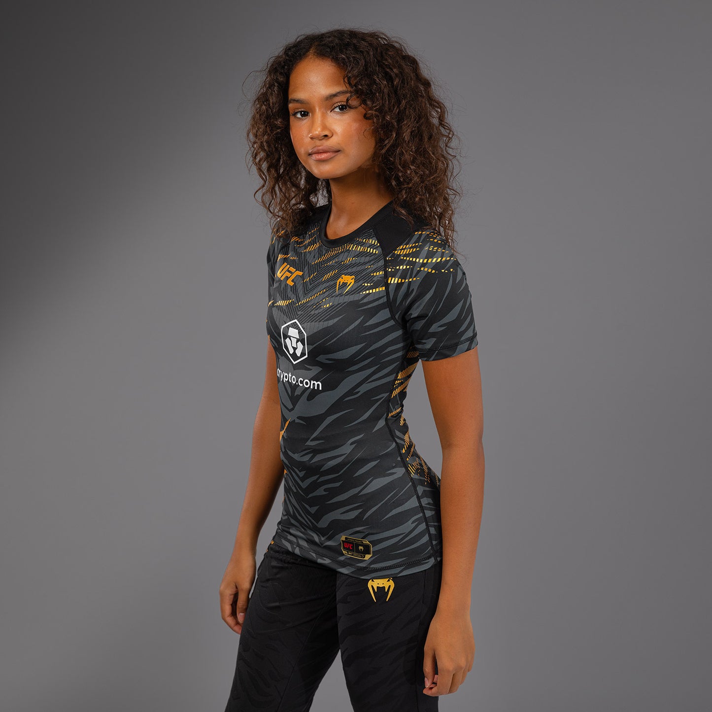 UFC Fusion by Venum Authentic Fight Night ショートスリーブラッシュガード（女性用） - チャンピオン