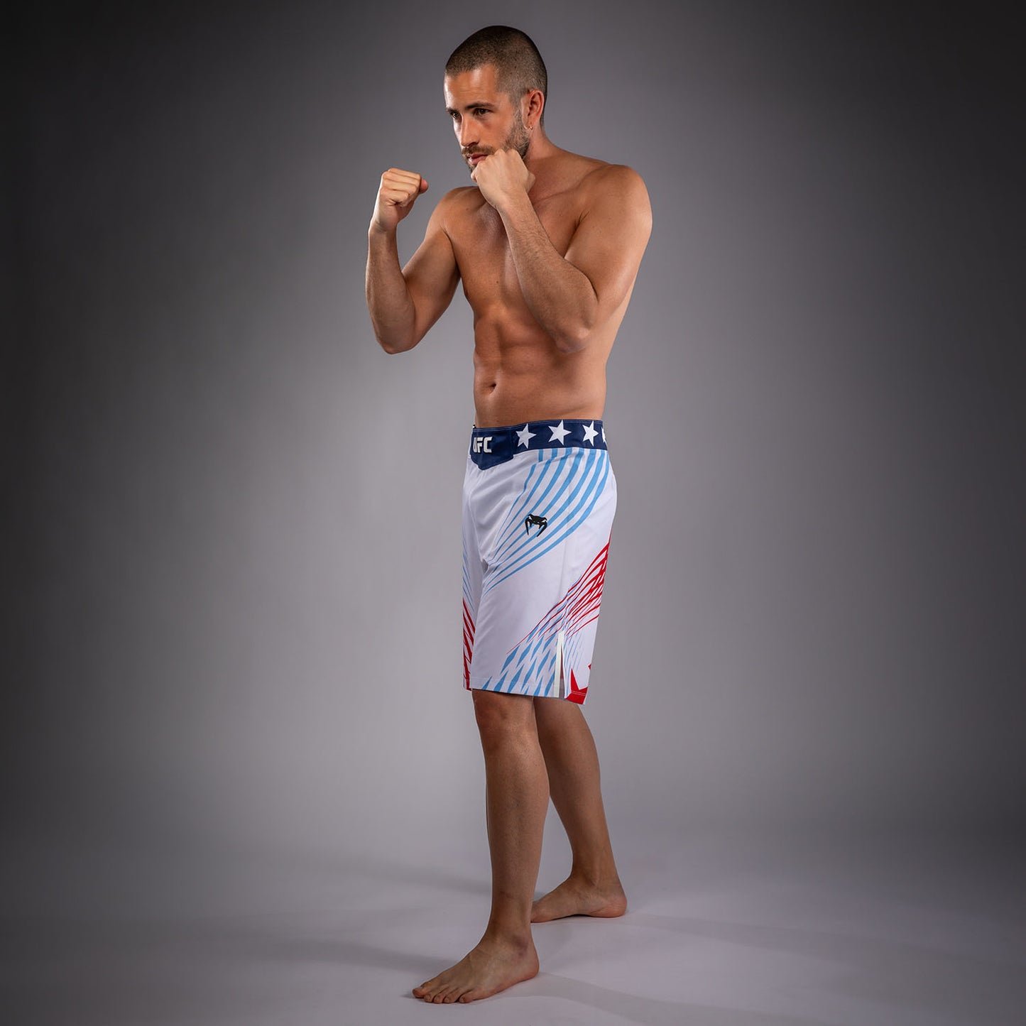 UFC Freedom 250 by Venum メンズ Custom Authentic Fight Night ファイトショーツ ロングフィット - ホワイト