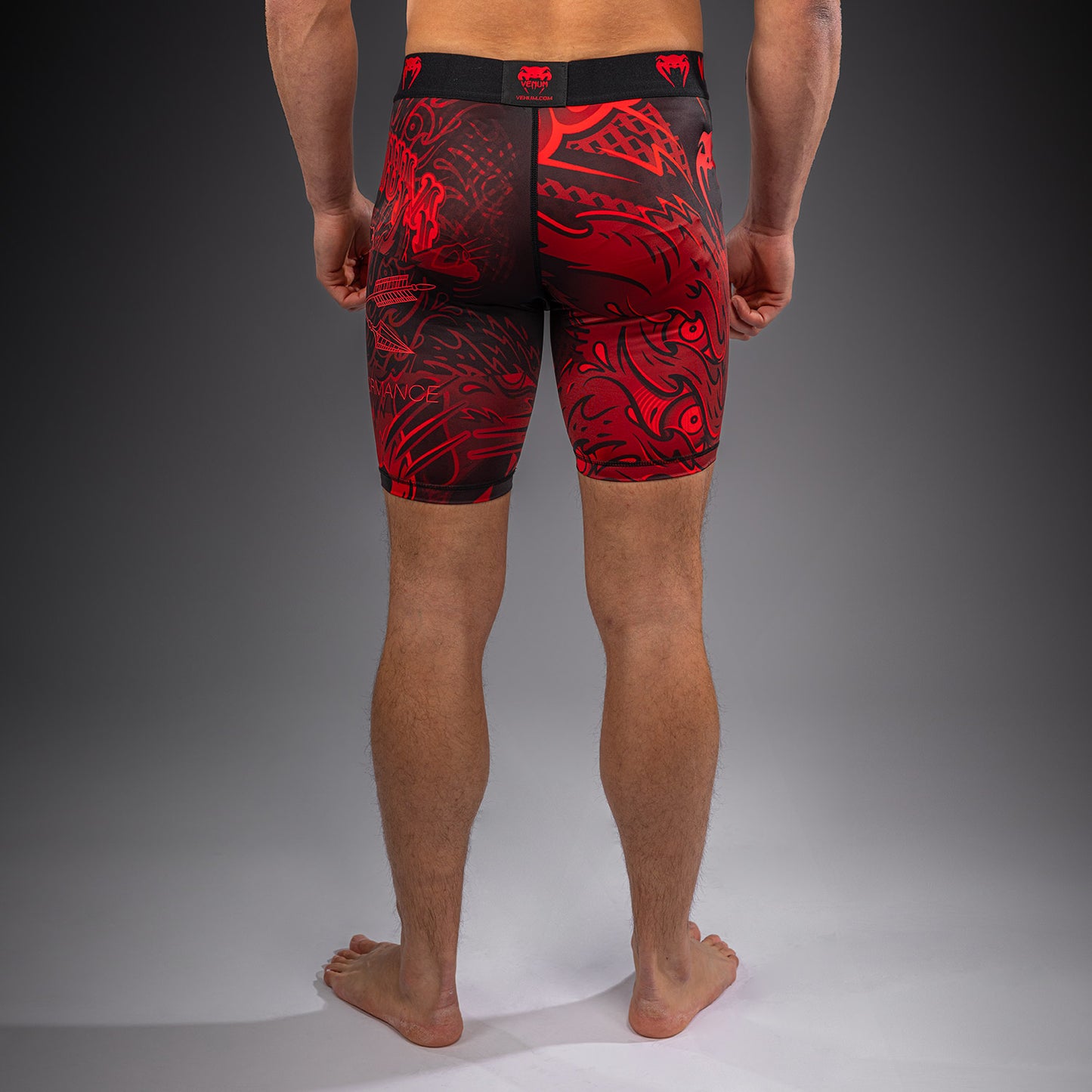 Venum Wolf Atak コンプレッションショーツ – ブラック/レッド