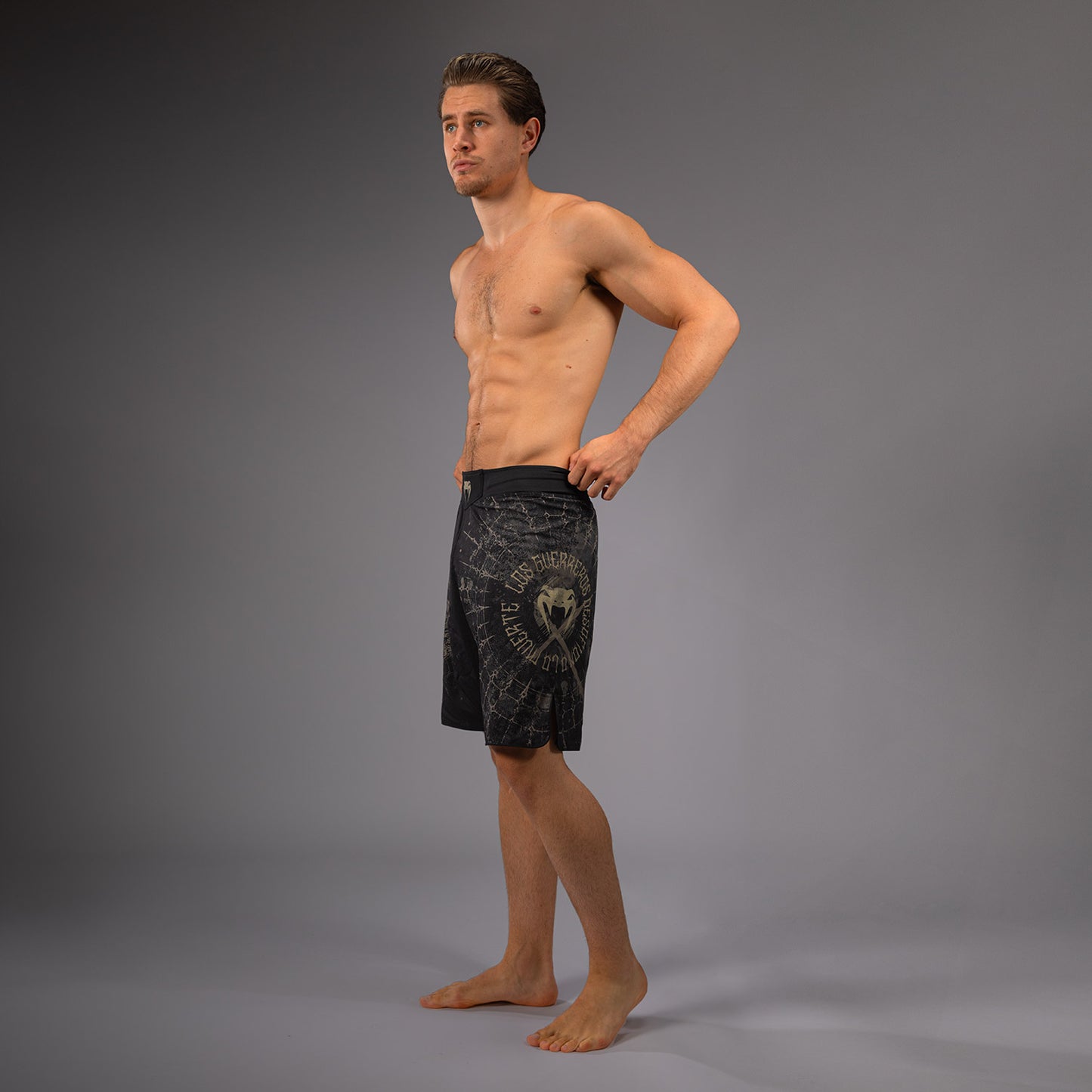 Venum Santa Muerte 5.0 メンズファイトショーツ - ディープブラック/ゴールド