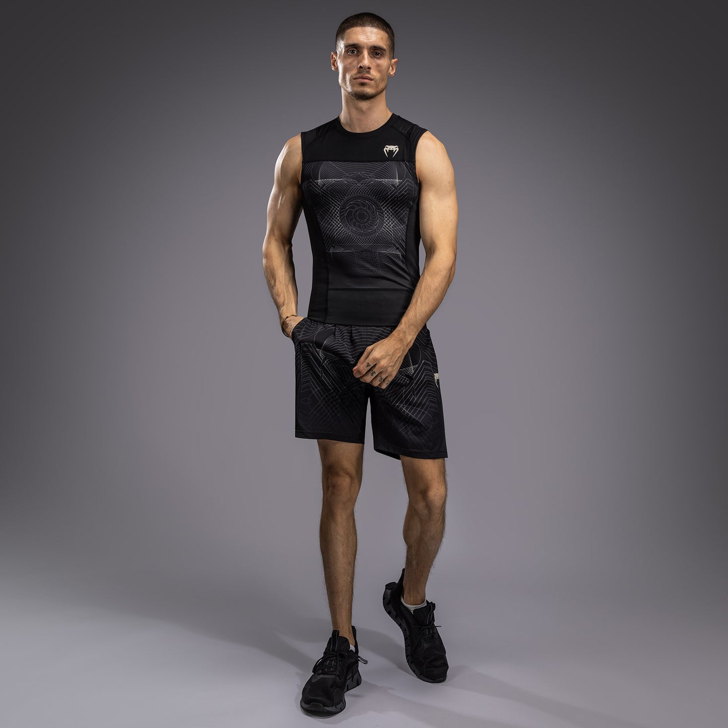 Venum G-Fit Air ノースリーブラッシュガード メンズ - ディープブラック/デザートサンド