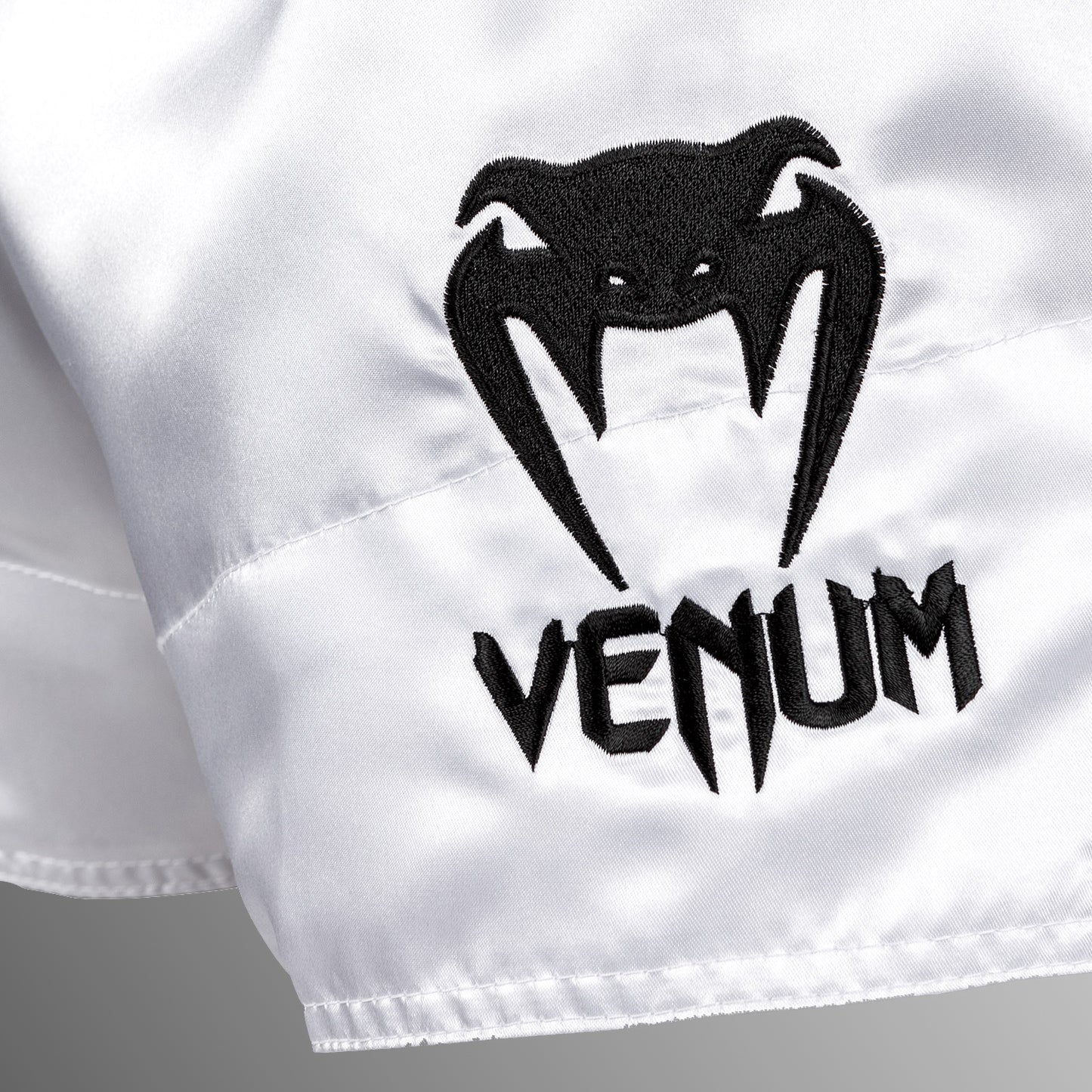 Venum クラシック ムエタイ ショーツ - ホワイト/ブラック