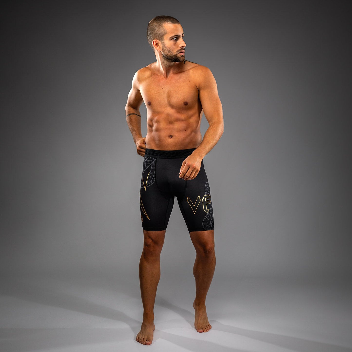 Venum Serpenti Vale Tudo ショーツ – ブラック/シルバー/ゴールド