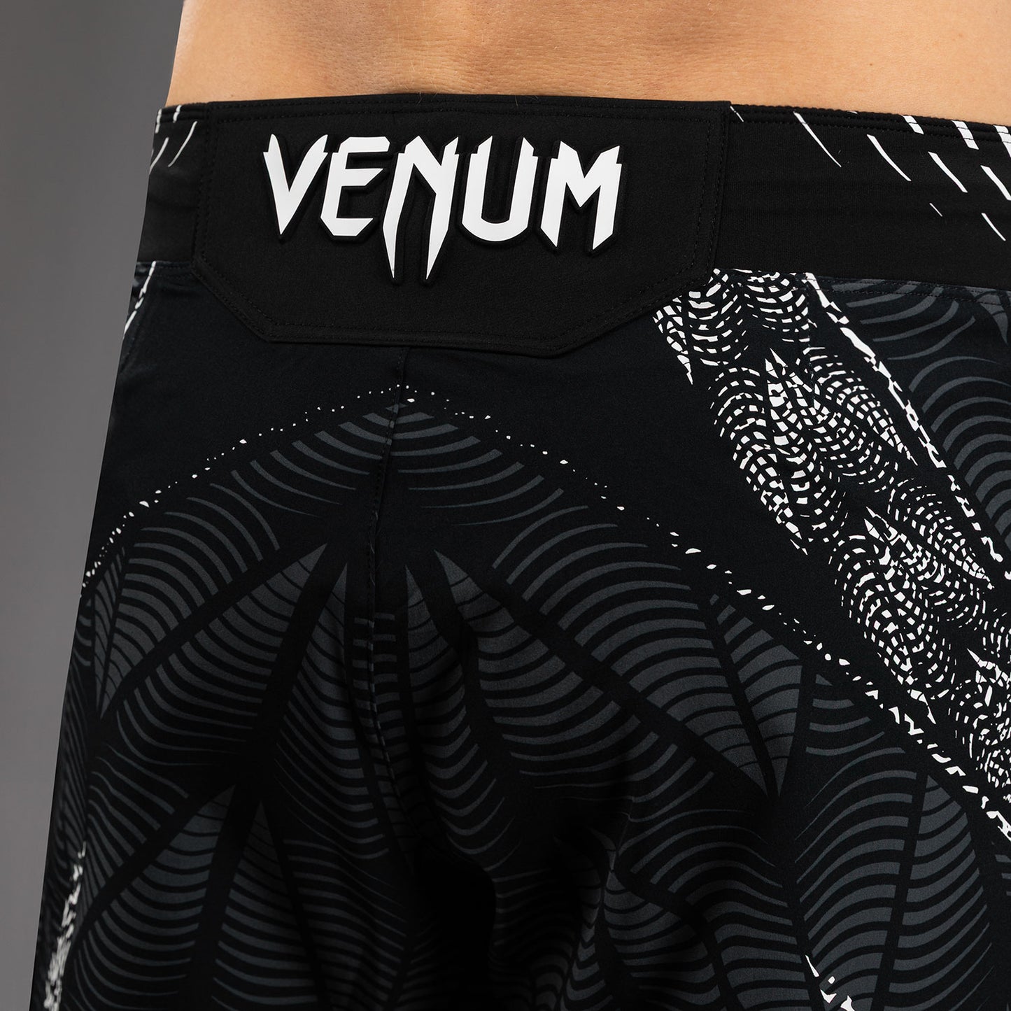 UFC Zenith by Venum Authentic Fight Night ショートフィットファイトショーツ メンズ - ブラック
