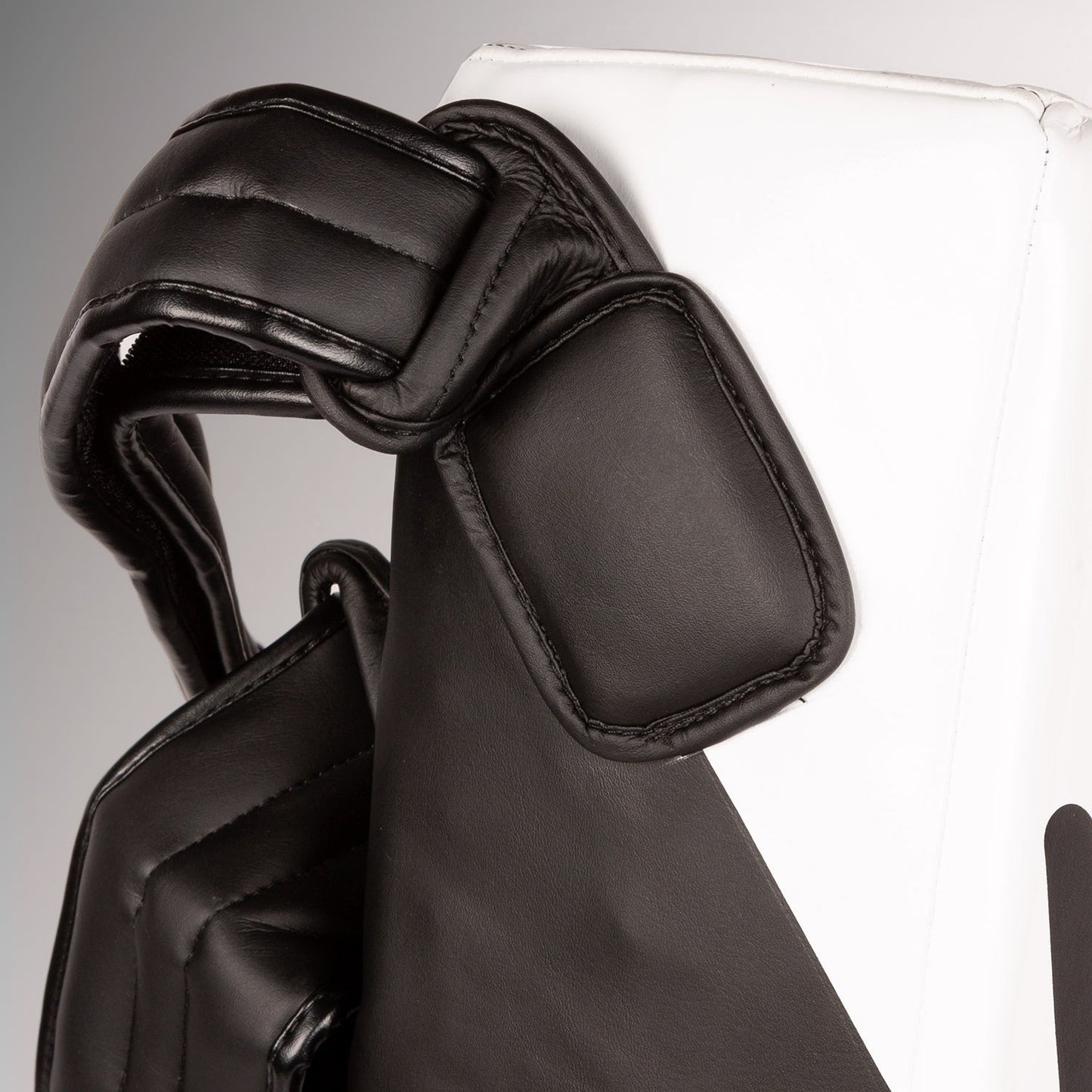 Venum Satchel Kick Shield - Black/White