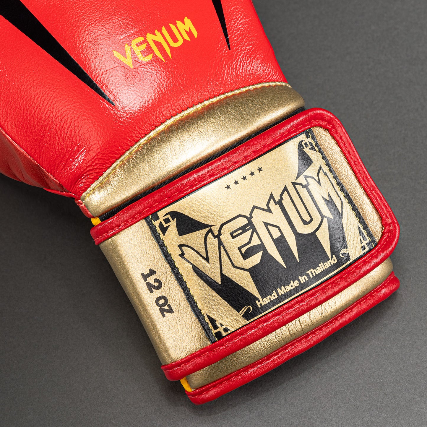 Venum Giant 3.0 ボクシンググローブ - レッド/イエロー/ゴールド