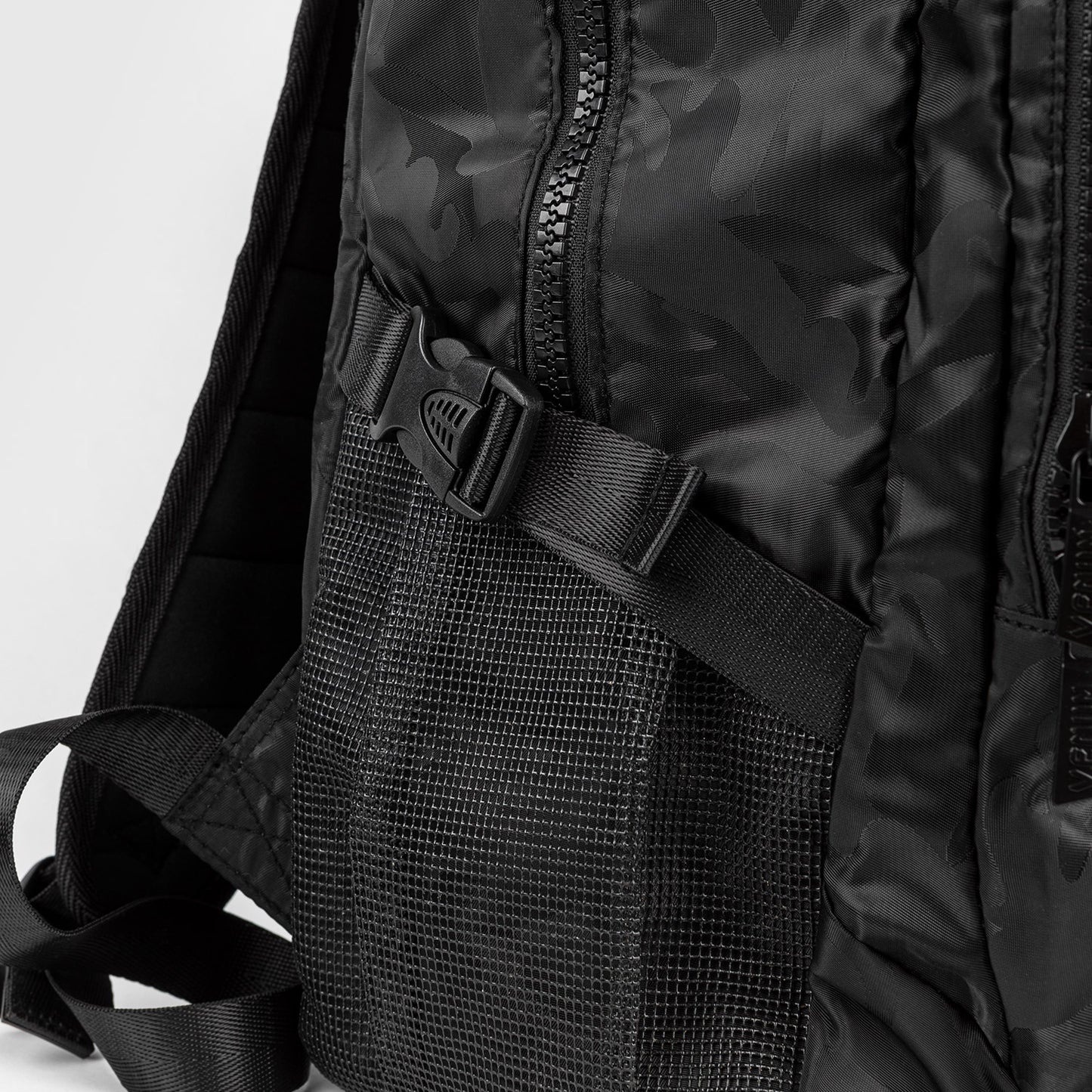 Venum Challenger Pro バックパック（20-25L） – ブラック/ダークカモ