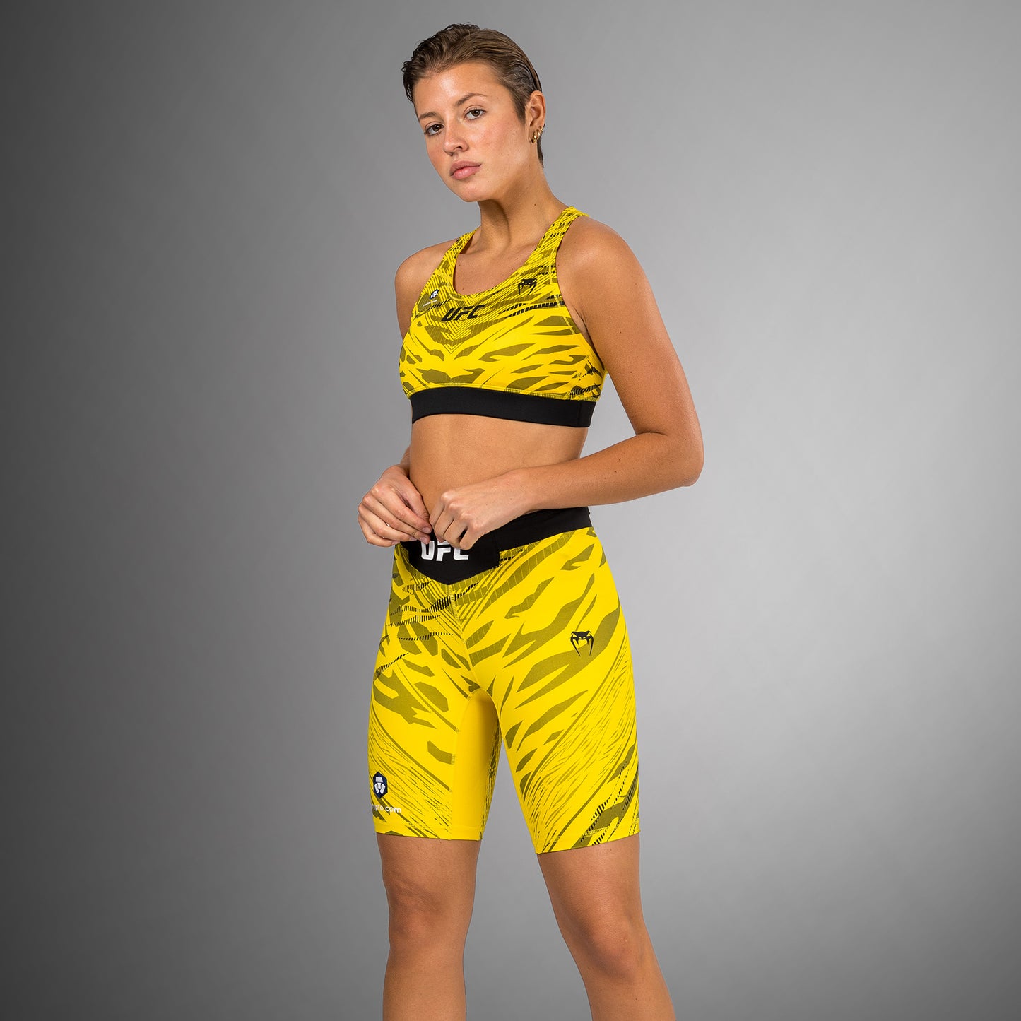 UFC Fusion by Venum Authentic Fight Night ヴァレトゥードショーツ（女性用、フィットラルゴ） - イエロー