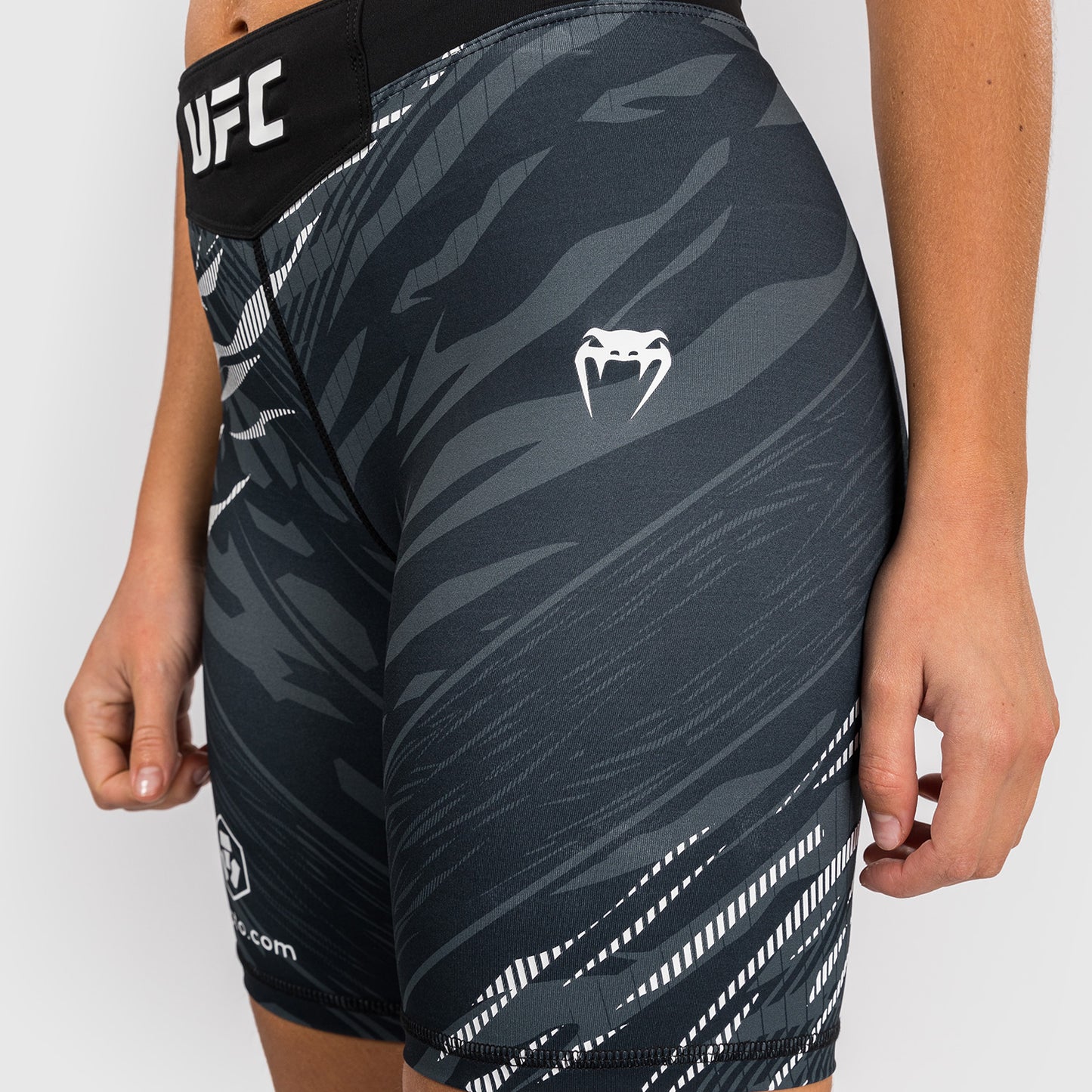 UFC Fusion by Venum Authentic Fight Night ヴァレトゥードショーツ（女性用、フィットラルゴ） - ブラック