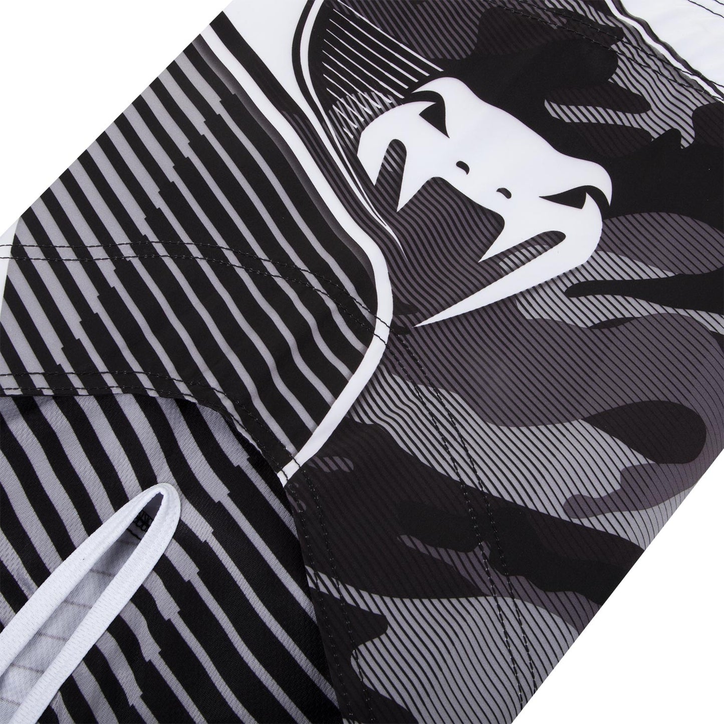 Venum Camo Hero ファイトショーツ - ホワイト/ブラック