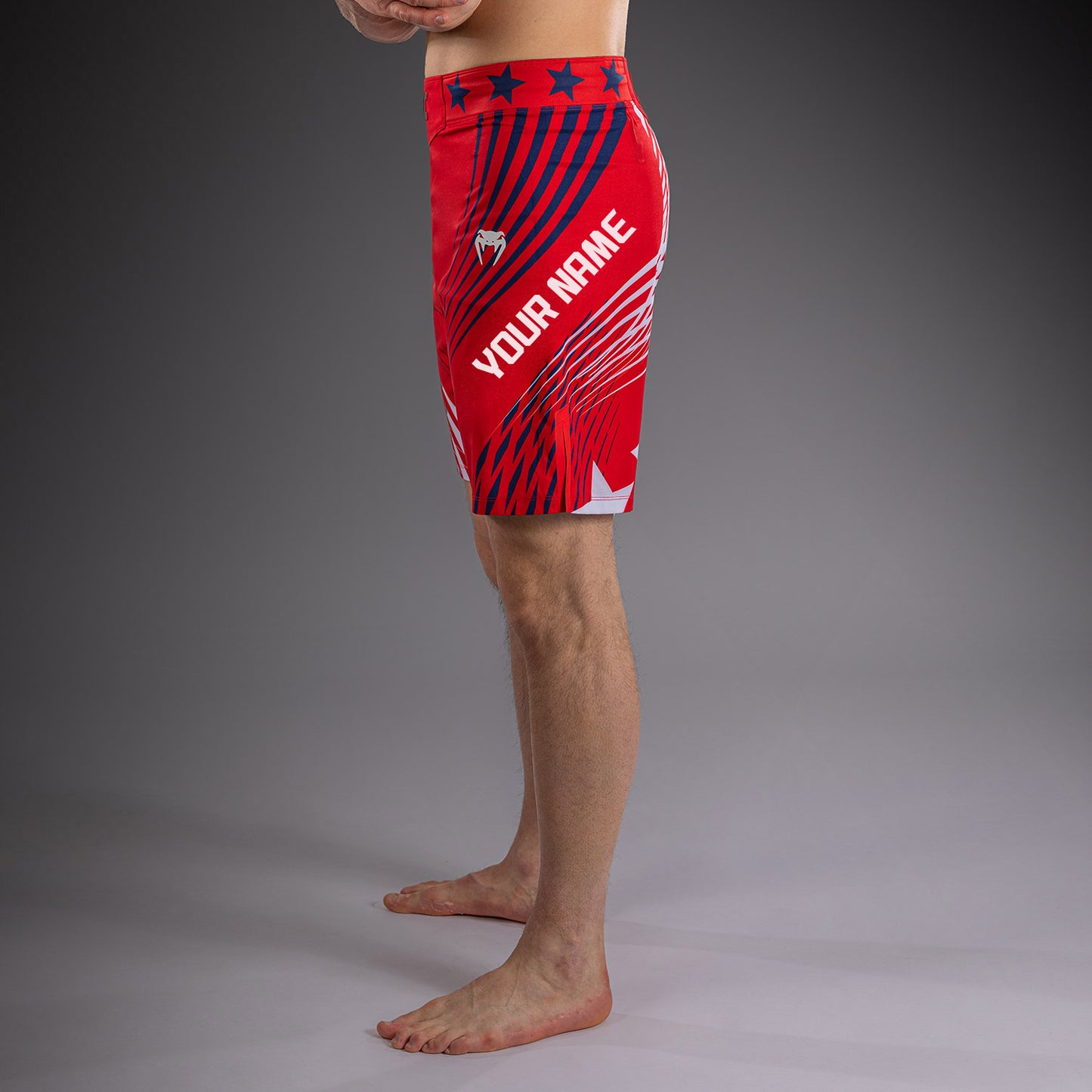 UFC Freedom 250 by Venum メンズ Custom Authentic Fight Night ファイトショーツ ロングフィット - レッド