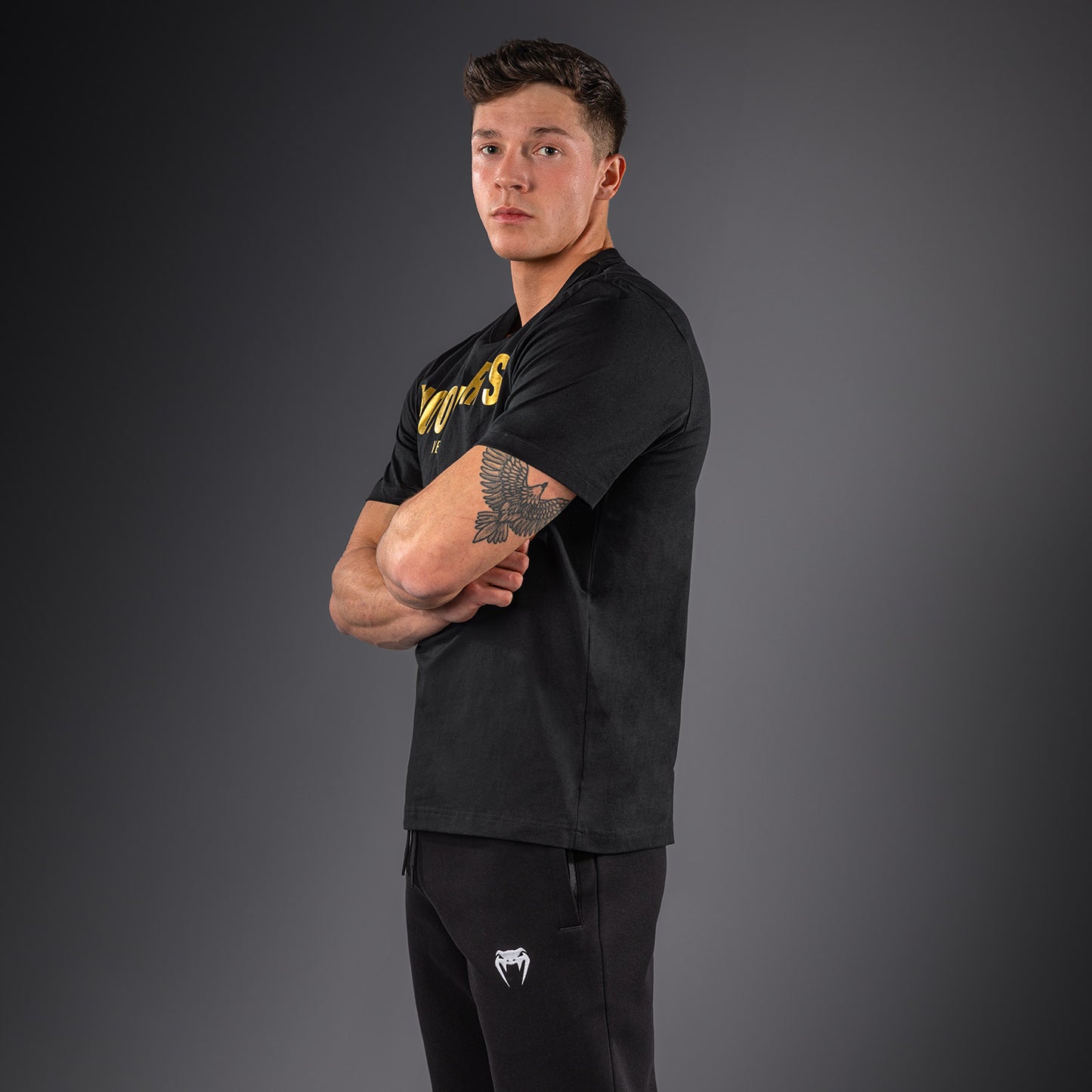 Venum Motorsports VT ドライテックTシャツ – ブラック/ゴールド