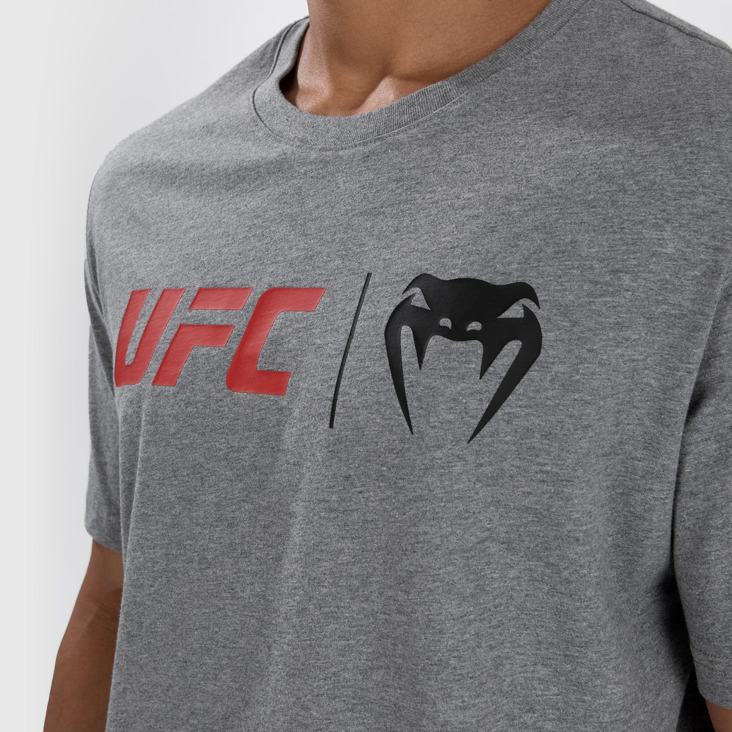 UFC Venum Classic Tシャツ - グレー/レッド