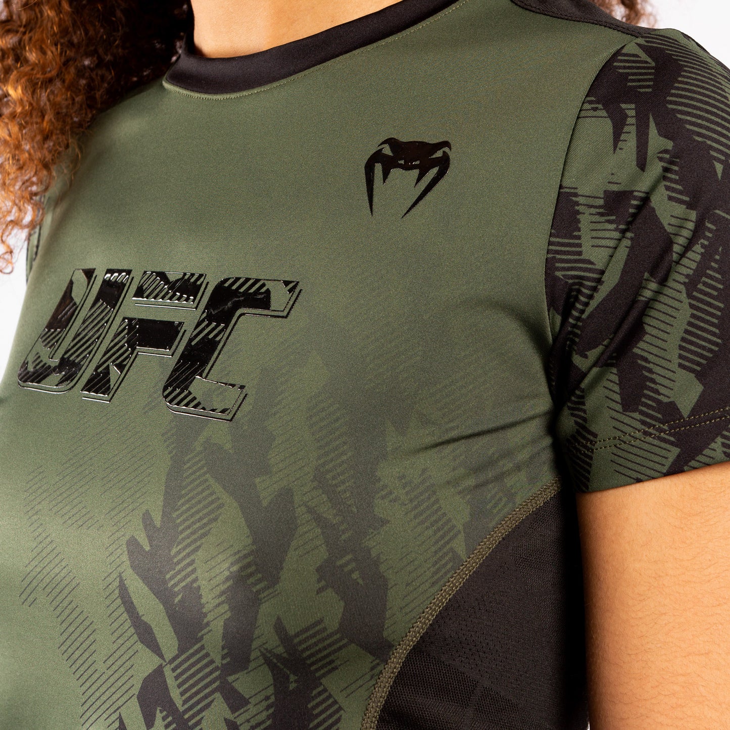 Venum UFC Authentic Fight Week ウィメンズ パフォーマンス 半袖Tシャツ – カーキ