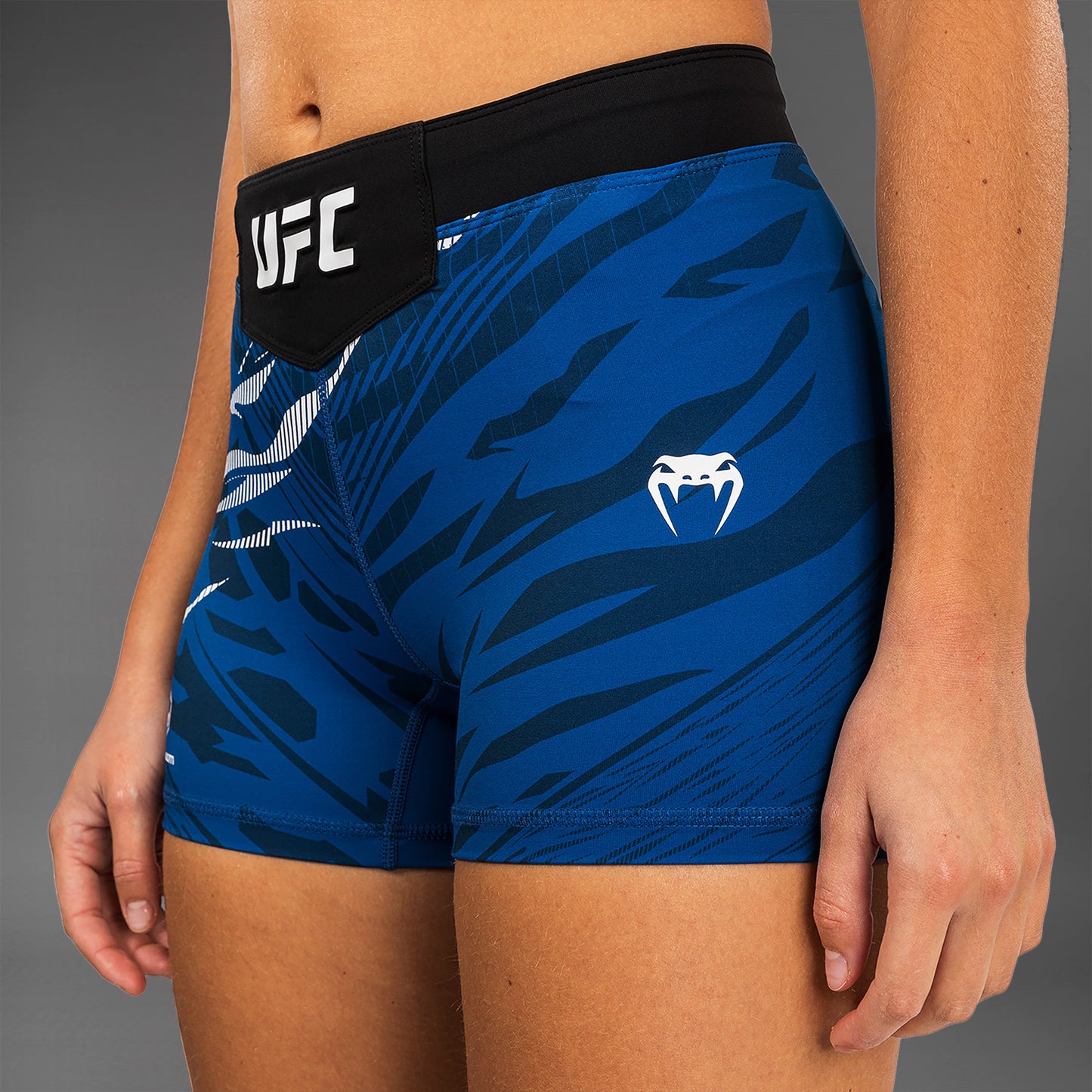 UFC Fusion by Venum Authentic Fight Night ヴァレトゥードショーツ（女性用、フィットコルト） - ブルー