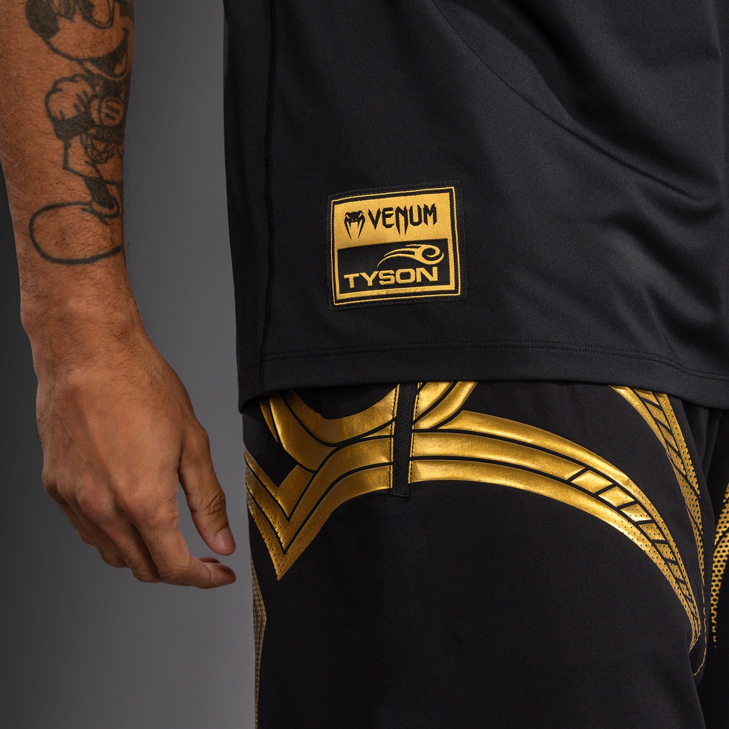 Venum x Mike Tyson Tiger ドライテックTシャツ - ブラック/ゴールド