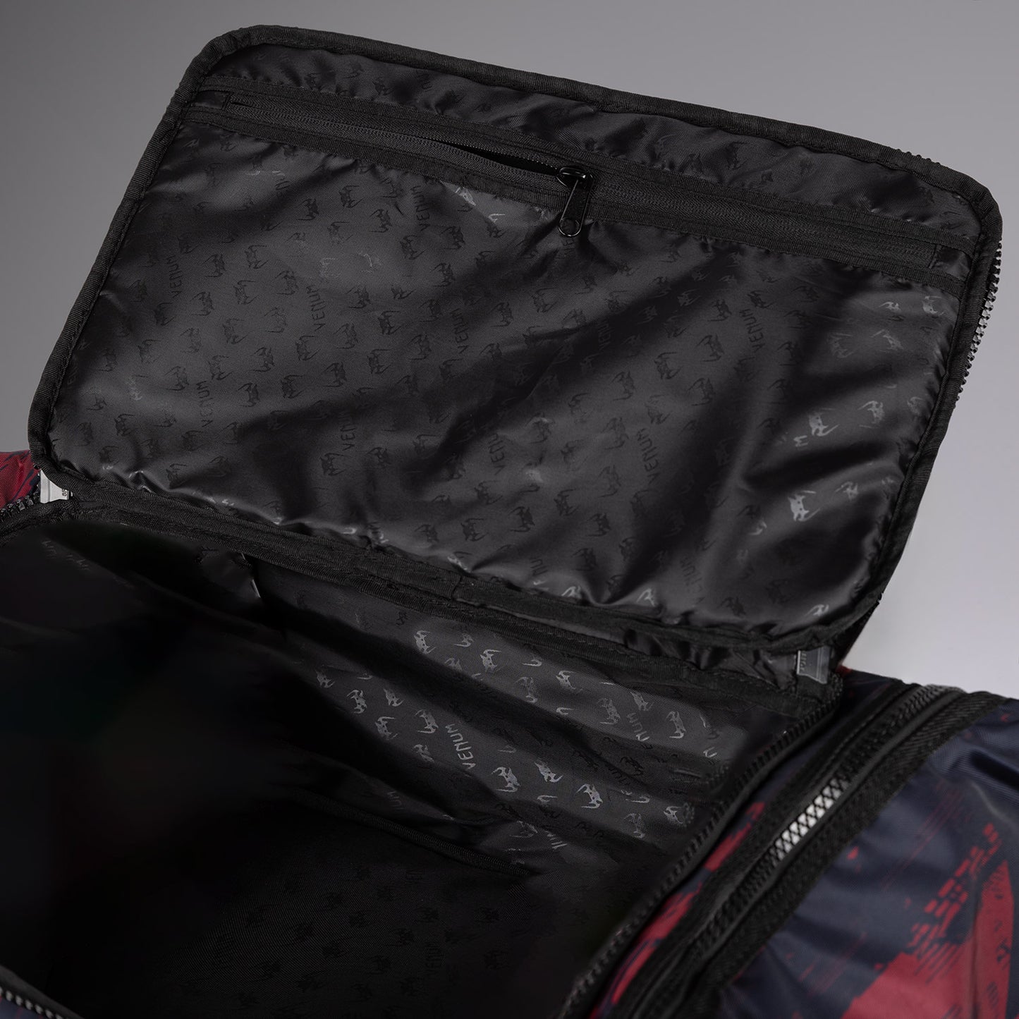 UFC Zenith by Venum Authentic Fight Week スポーツバッグ - バーガンディ