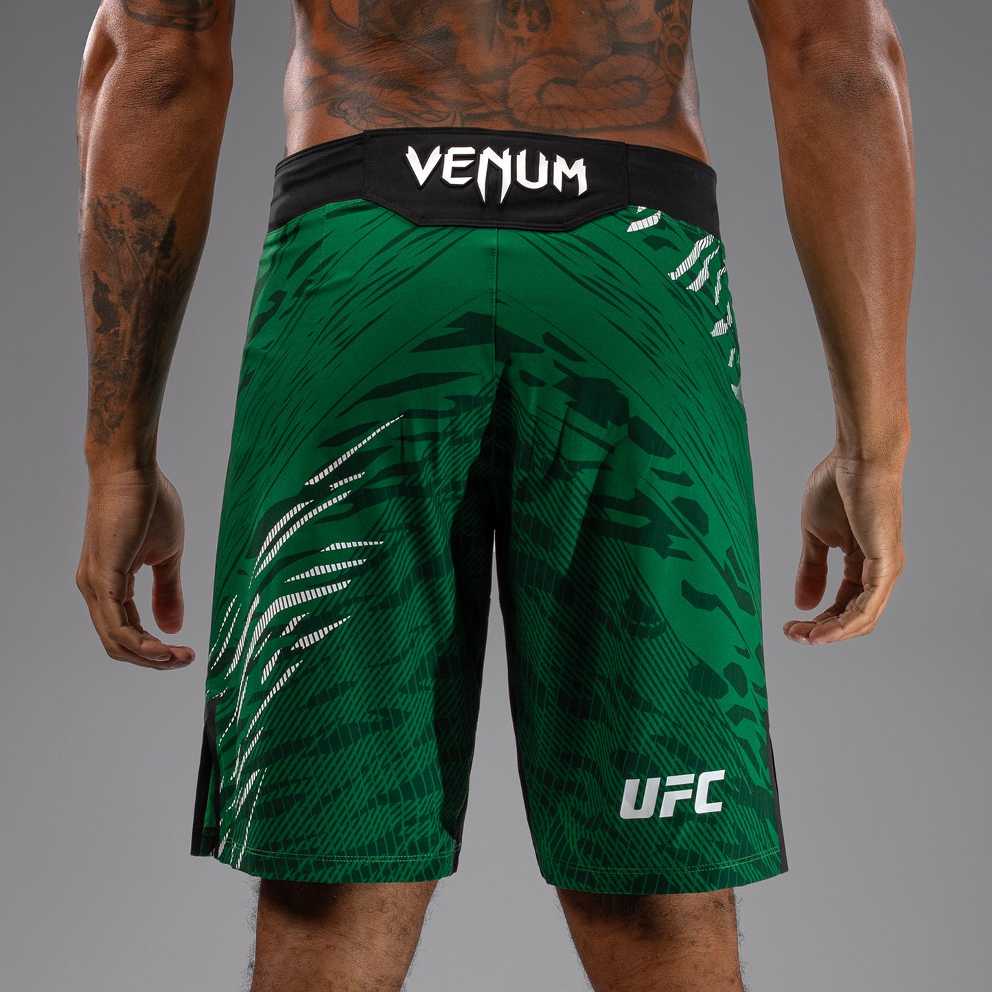 UFC Fusion by Venum Authentic Fight Night レスリングショーツ（男性用、フィットラルゴ） - グリーン