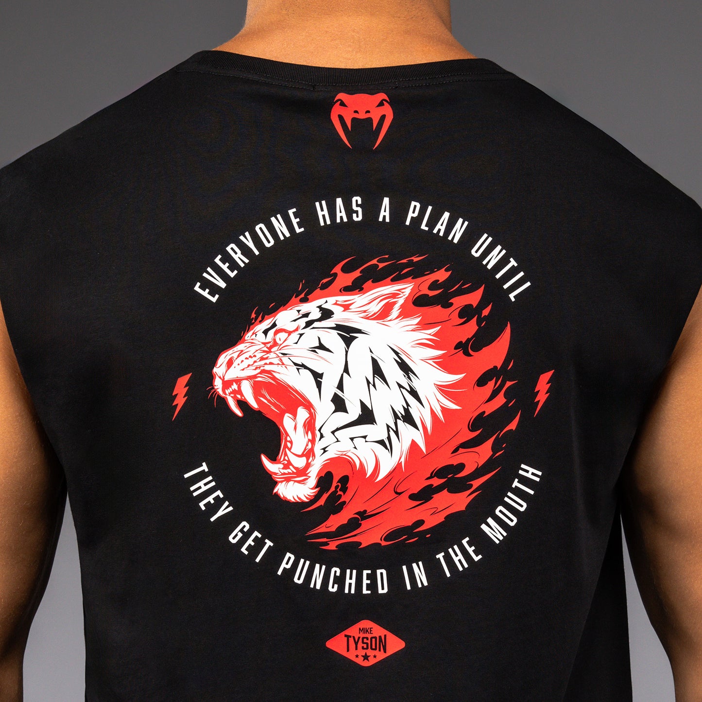 Venum x Mike Tyson Tiger ノースリーブTシャツ - ディープブラック