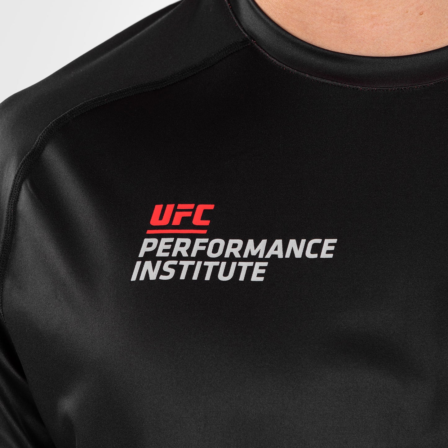UFC Venum Performance Institute 2.0 メンズ・ドライテック・シャツ - ブラック／レッド