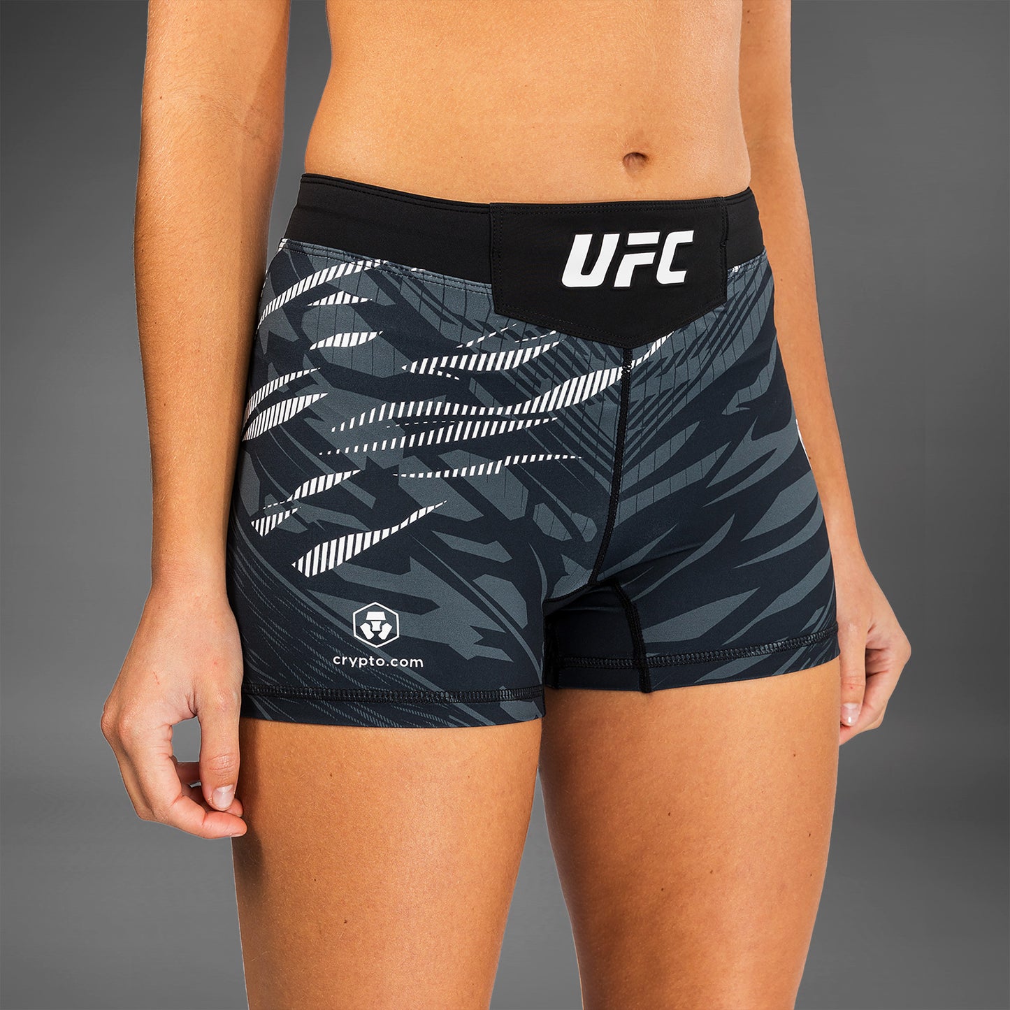 UFC Fusion by Venum Authentic Fight Night ヴァレトゥードショーツ（女性用、フィットコルト） - ブラック