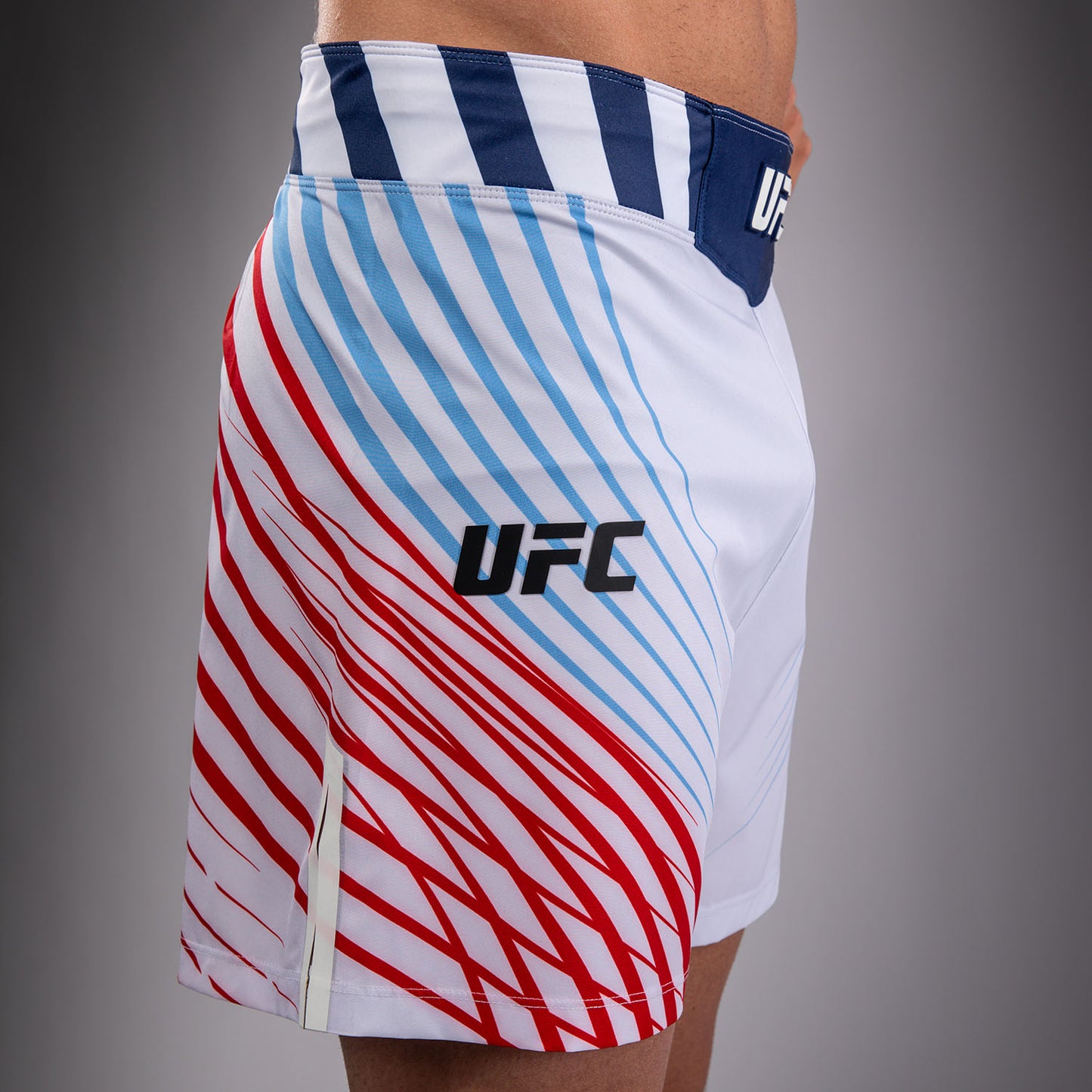 UFC Freedom 250 by Venum メンズ Custom Authentic Fight Night ファイトショーツ ショートフィット - ホワイト
