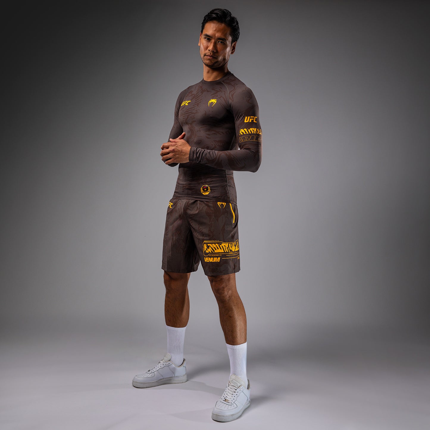 UFC Fusion by Venum Fight Week ロングスリーブラッシュガード（男性用） - アーセンブラウン