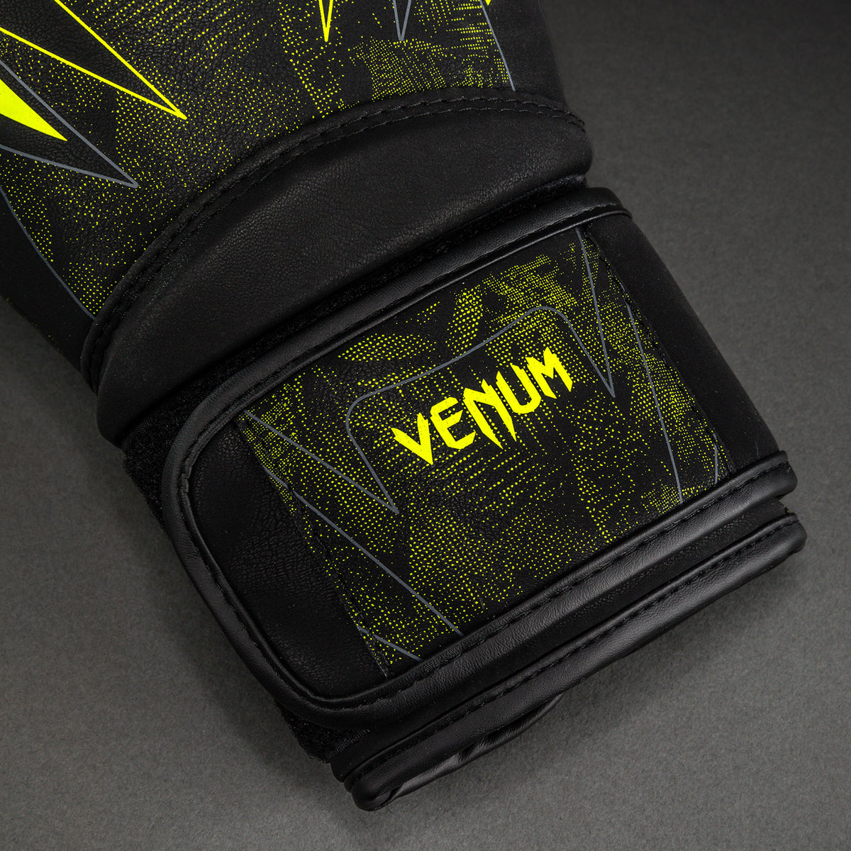 Venum Impact Amazonia Reborn ボクシンググローブ - ブラック/グリーン