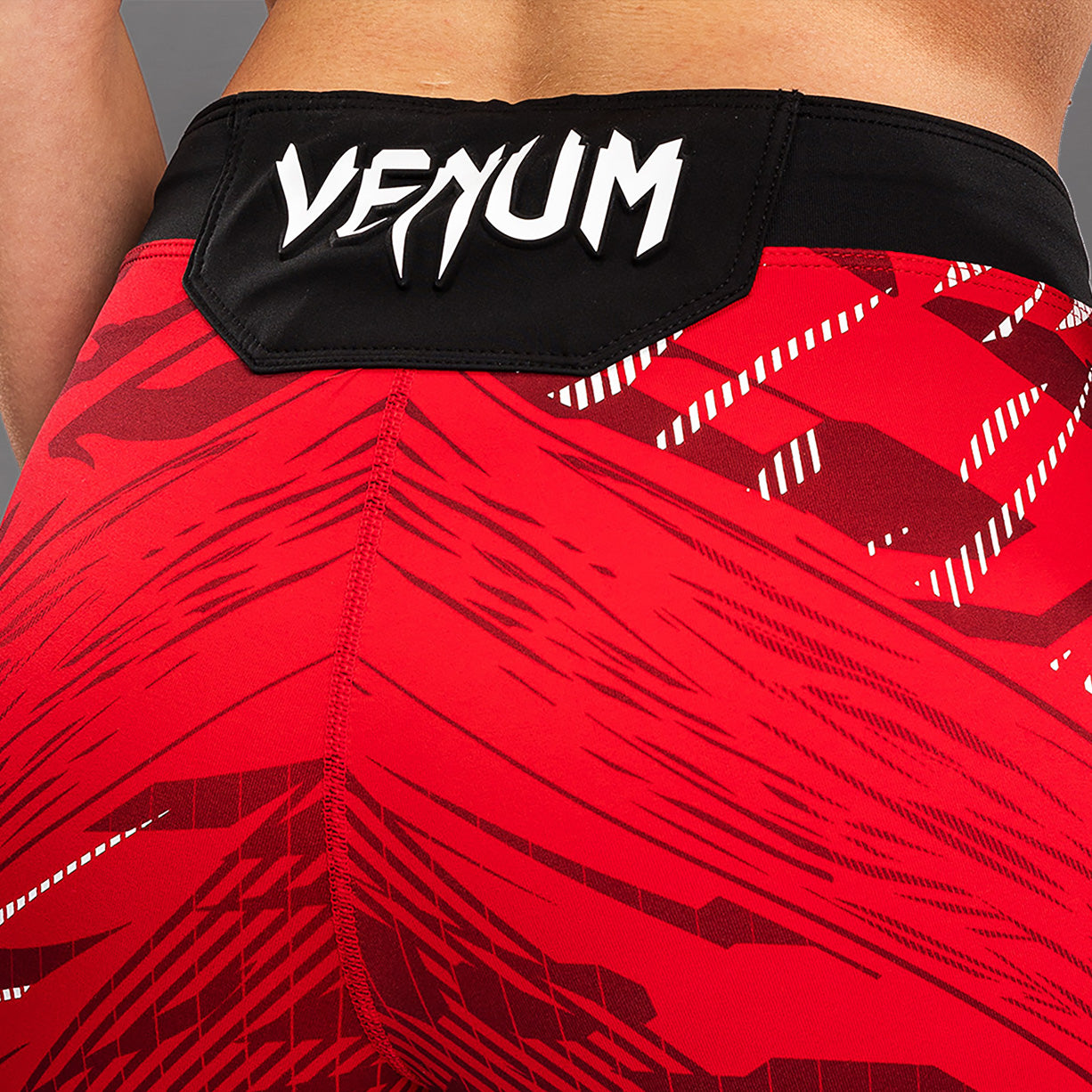 UFC Fusion by Venum Authentic Fight Night ヴァレトゥードショーツ（女性用、フィットコルト） - レッド