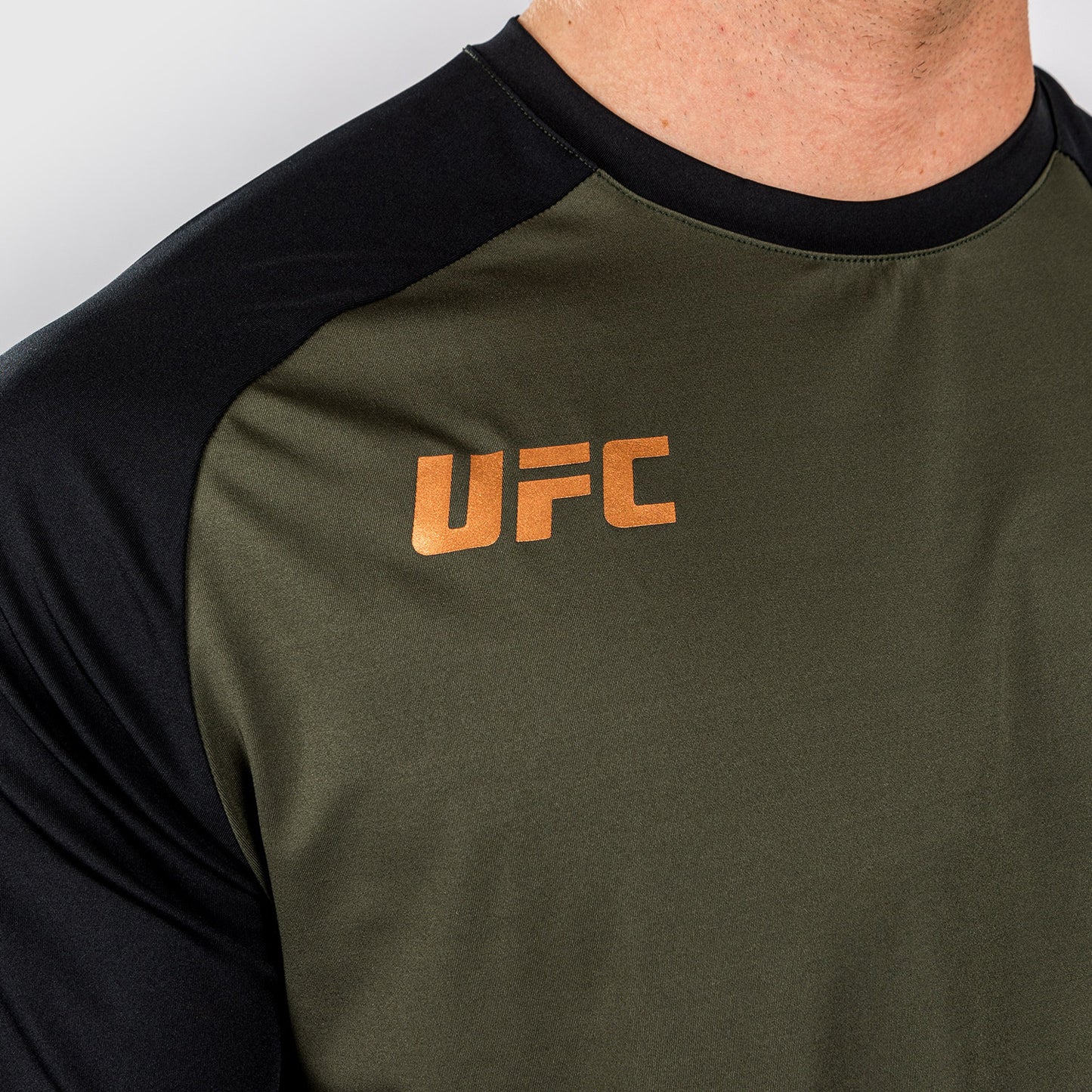 UFC Adrenaline by Venum Fight Week メンズ・ドライテックTシャツ - カーキ／ブロンズ